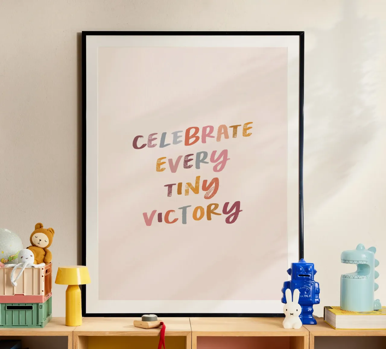 Festeggiare ogni piccola VITTORIA poster con telaio in legno da dericktype