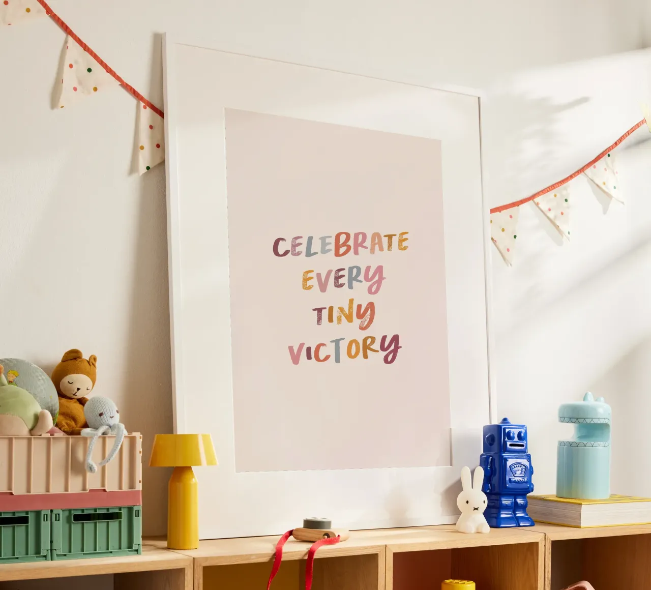 Festeggiare ogni piccola VITTORIA poster con telaio in legno da dericktype
