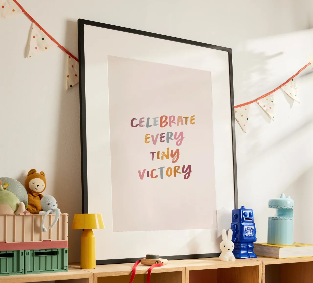 Festeggiare ogni piccola VITTORIA poster con telaio in legno da dericktype
