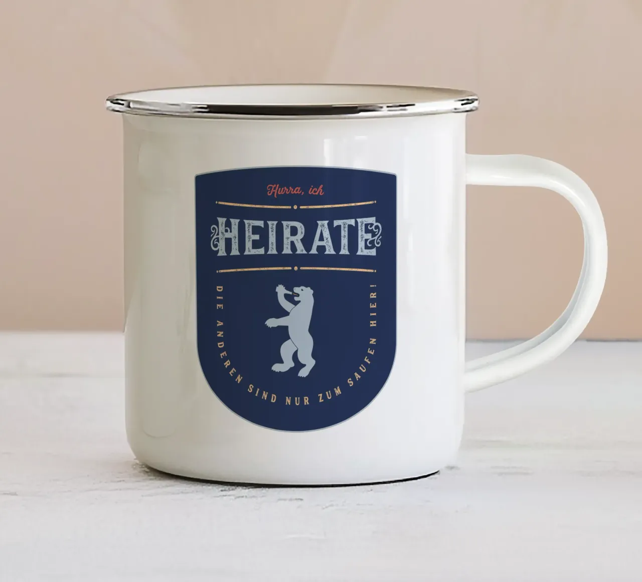 Hurra, ich heirate! tazza in smalto da Black Sign Artwork