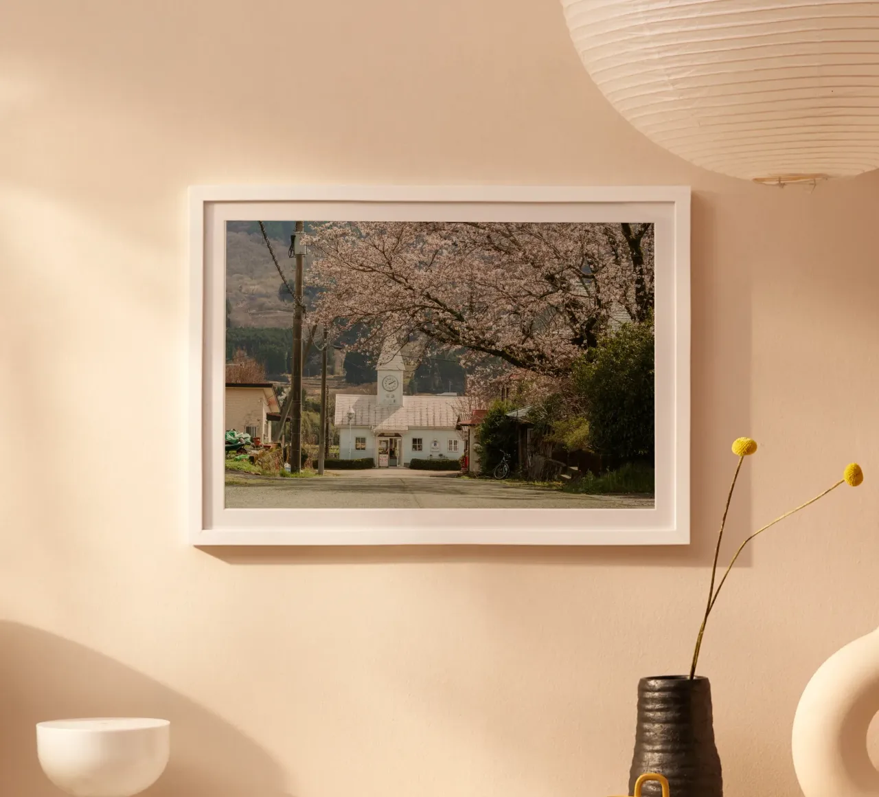 Stazione ferroviaria dei ciliegi in fiore in Giappone poster con telaio in legno da Marcel Bisig