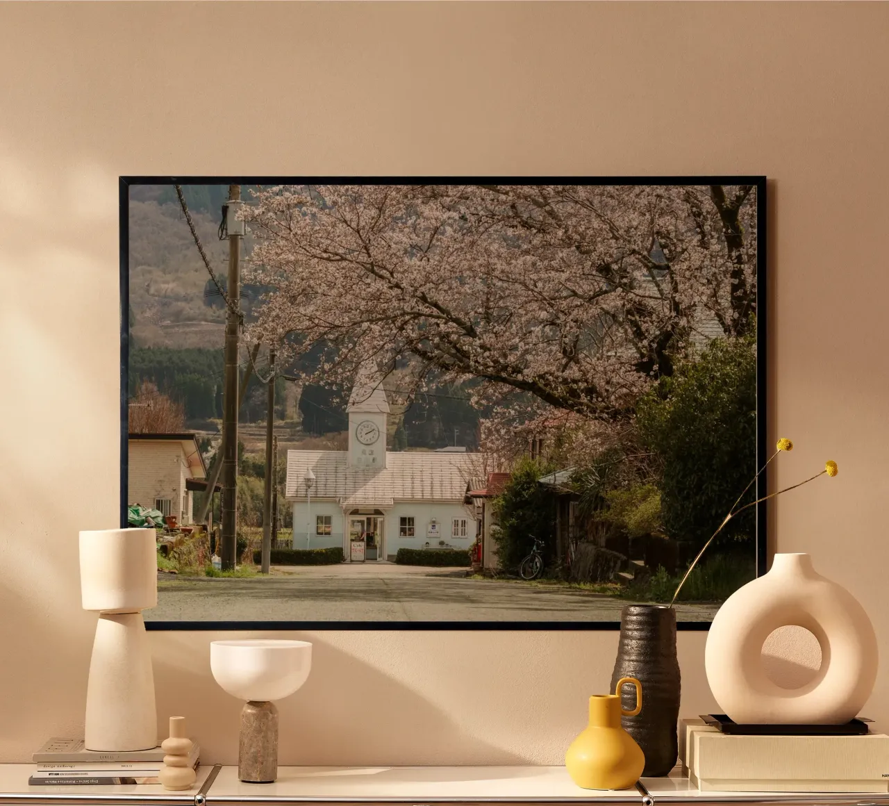 Stazione ferroviaria dei ciliegi in fiore in Giappone poster con telaio in legno da Marcel Bisig