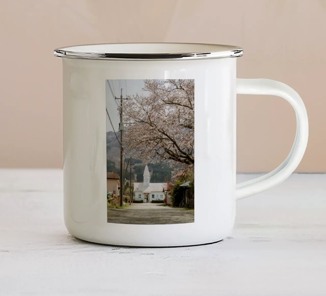 Stazione dei ciliegi in fiore in Giappone tazza in smalto da Marcel Bisig