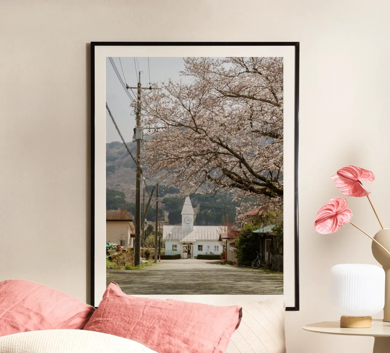 Stazione dei ciliegi in fiore in Giappone poster con telaio in legno da Marcel Bisig