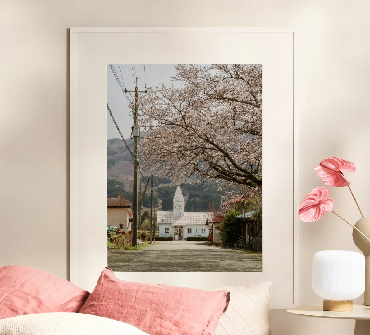 Stazione dei ciliegi in fiore in Giappone poster con telaio in legno da Marcel Bisig