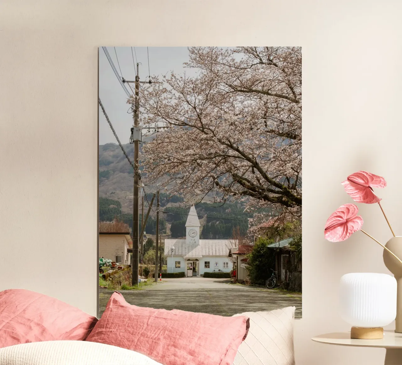 Stazione dei ciliegi in fiore in Giappone poster con telaio in legno da Marcel Bisig