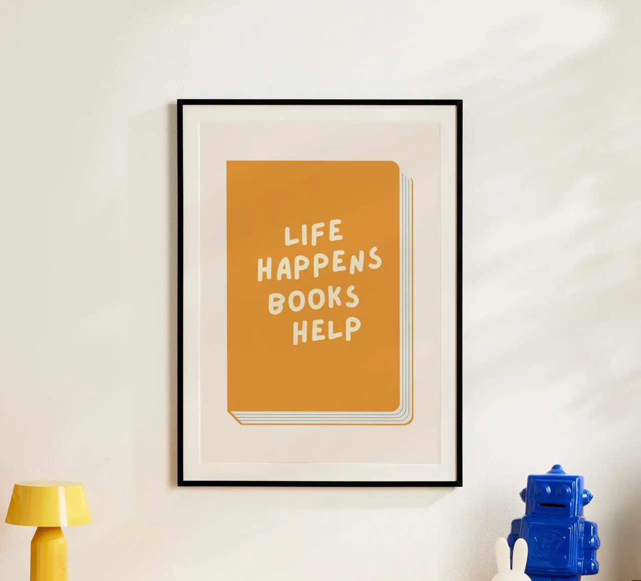 "Das Leben passiert, Bücher helfen" - Minimalistisches Buchcover Zitat Post Poster von vintagepod