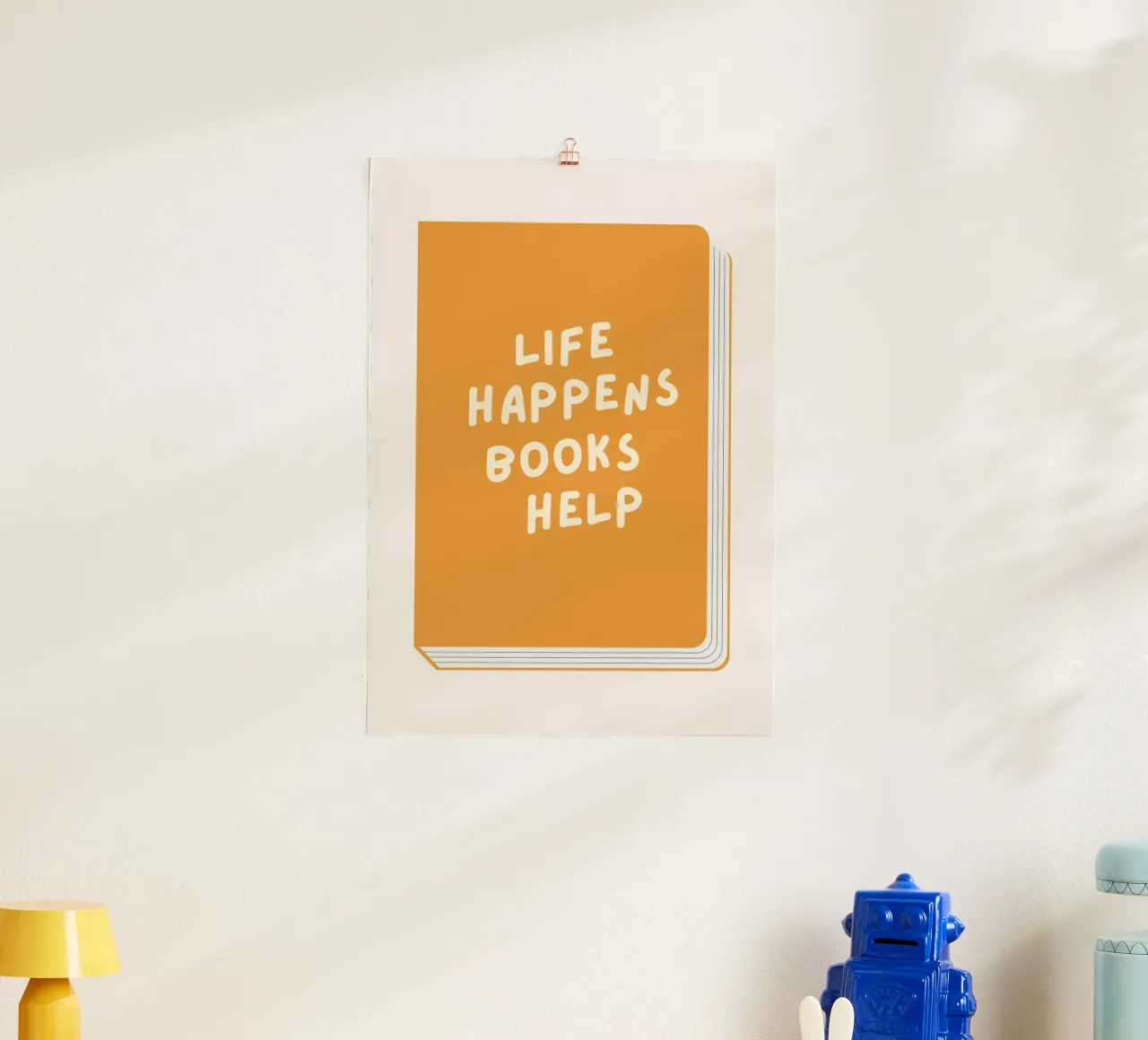 "Das Leben passiert, Bücher helfen" - Minimalistisches Buchcover Zitat Post Poster von vintagepod