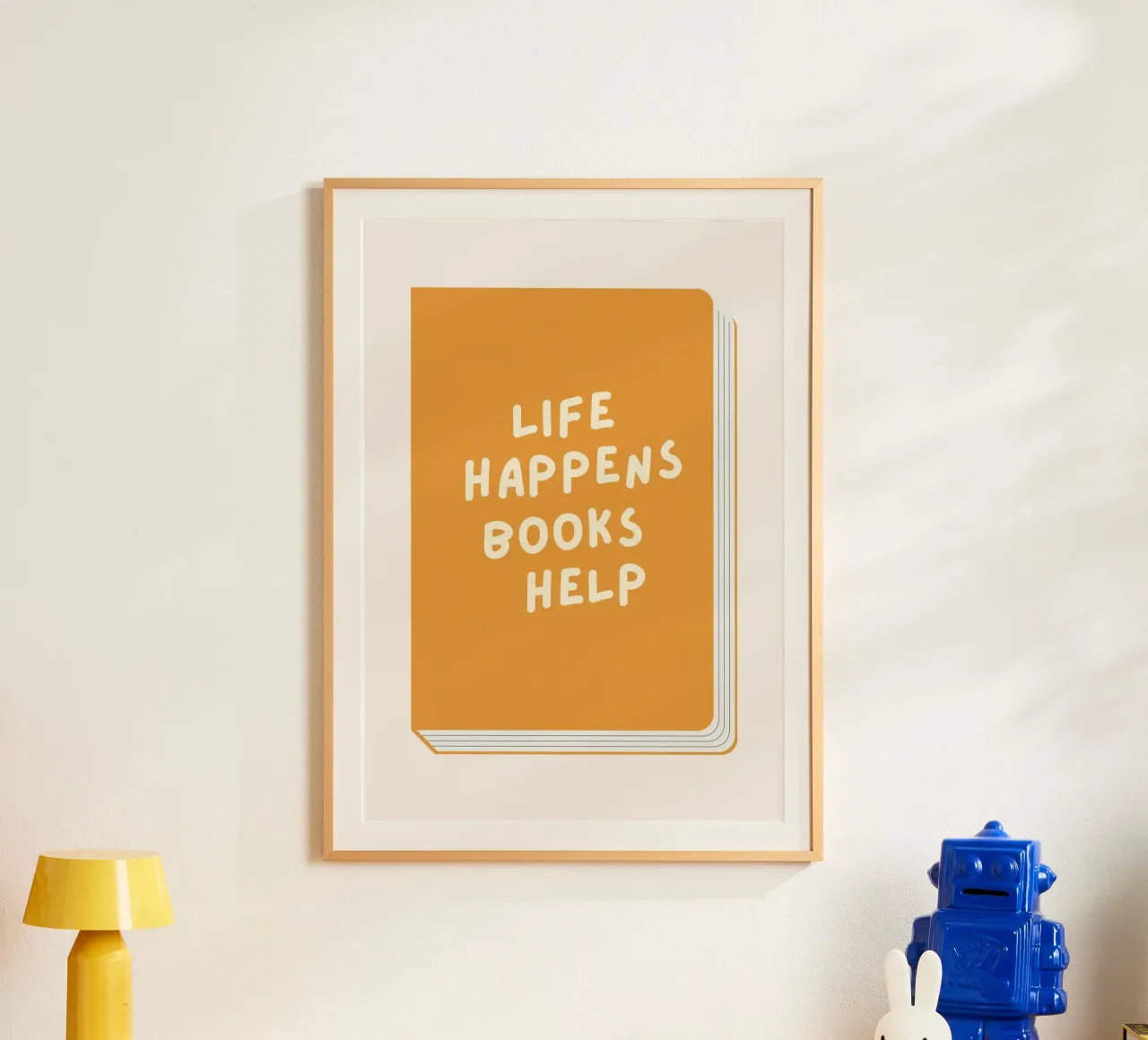 "Das Leben passiert, Bücher helfen" - Minimalistisches Buchcover Zitat Post Poster von vintagepod