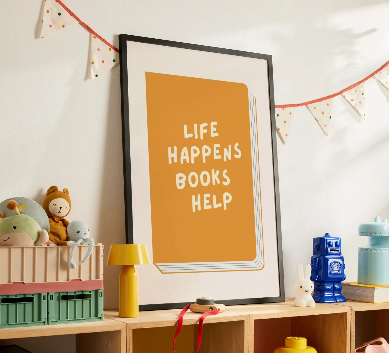 "Das Leben passiert, Bücher helfen" - Minimalistisches Buchcover Zitat Post Poster von vintagepod