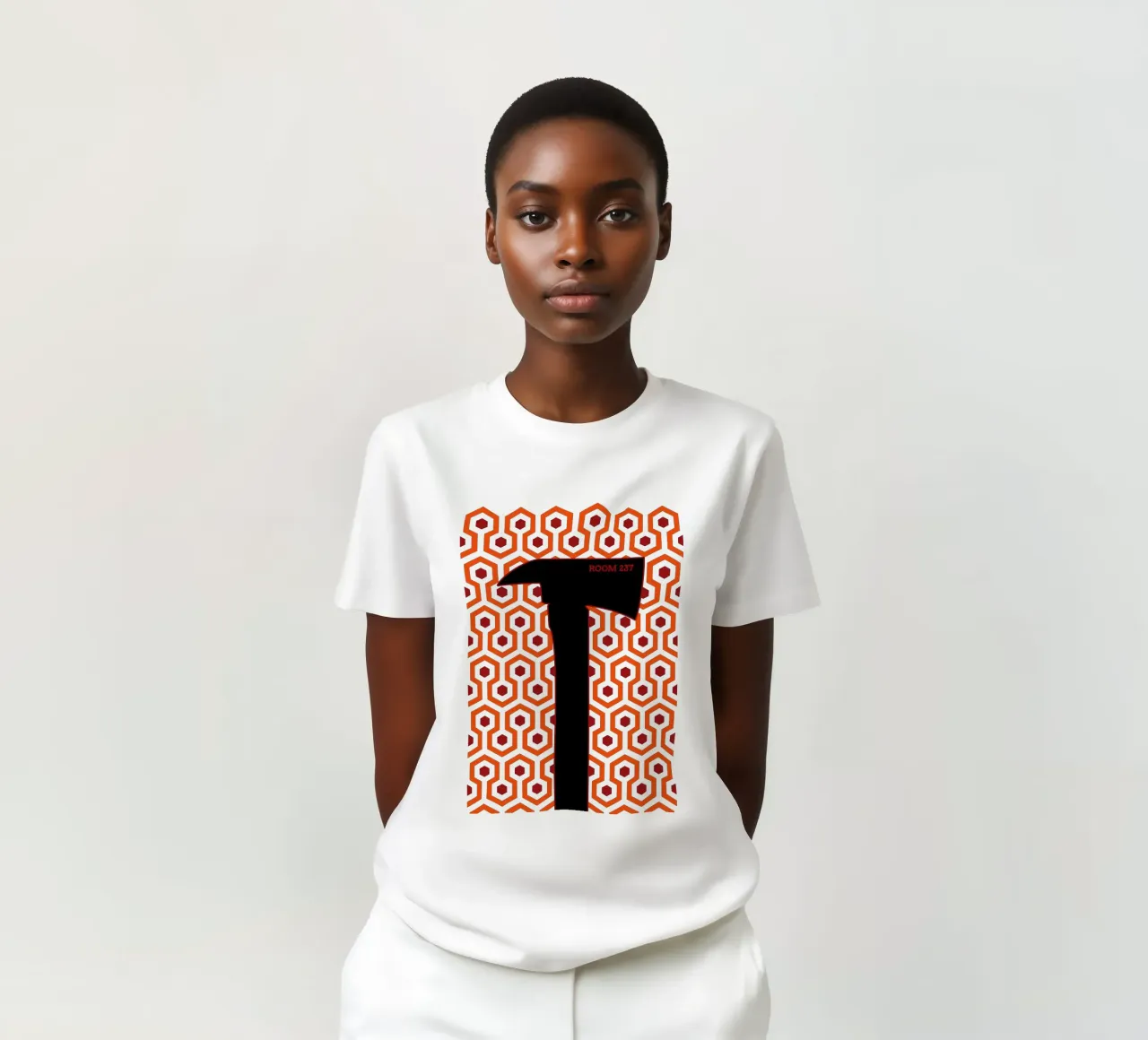 Camera 237 t-shirt da Mariel Toigo