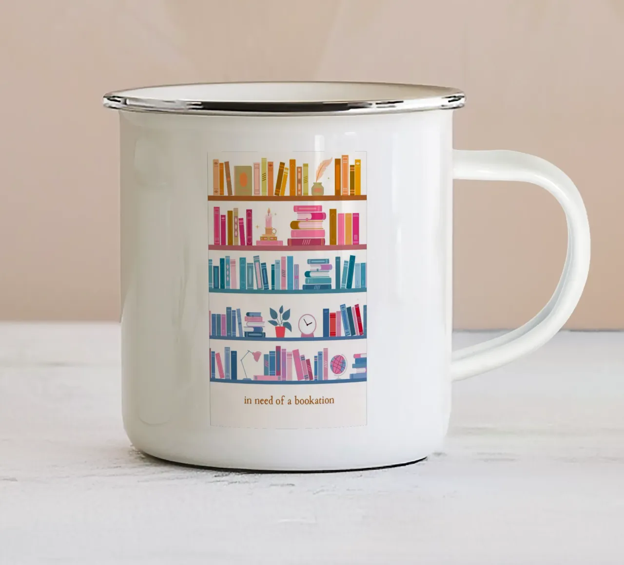 "In Need of a Bookation" - Stampa d'arte colorata su libreria tazza in smalto da vintagepod