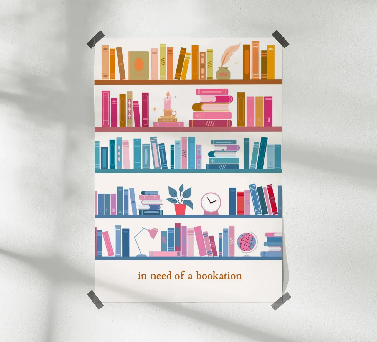 "In Need of a Bookation" - Stampa d'arte colorata su libreria poster da vintagepod