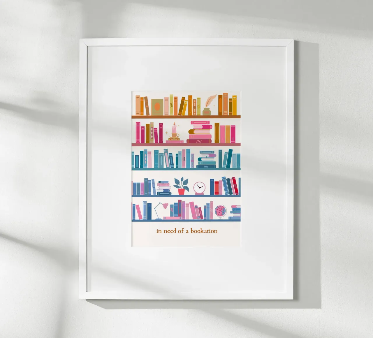 "In Need of a Bookation" - Stampa d'arte colorata su libreria poster da vintagepod