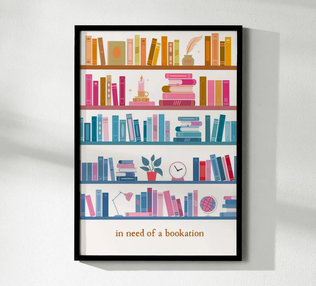 "In Need of a Bookation" - Stampa d'arte colorata su libreria poster da vintagepod
