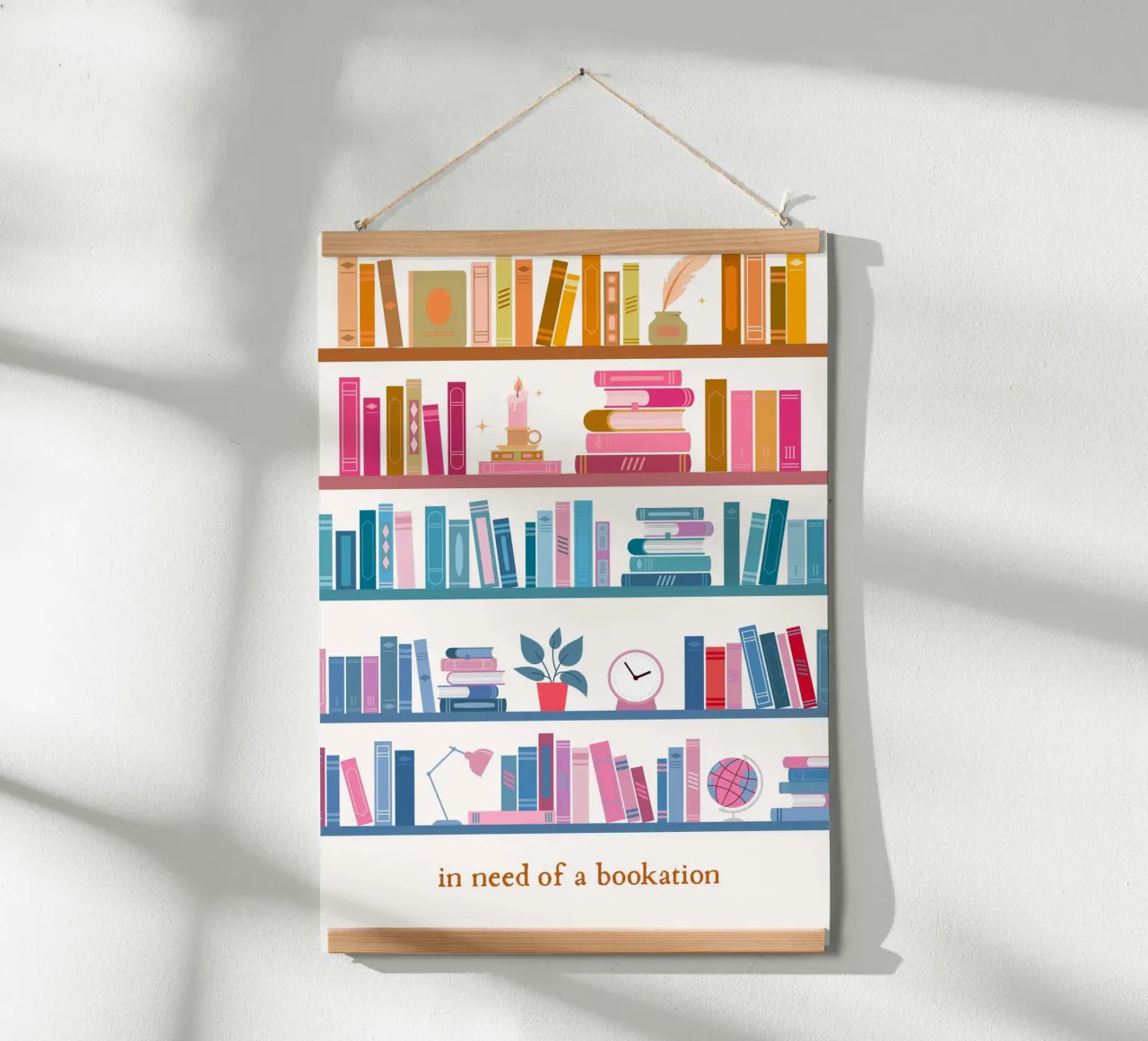 "In Need of a Bookation" - Stampa d'arte colorata su libreria poster da vintagepod