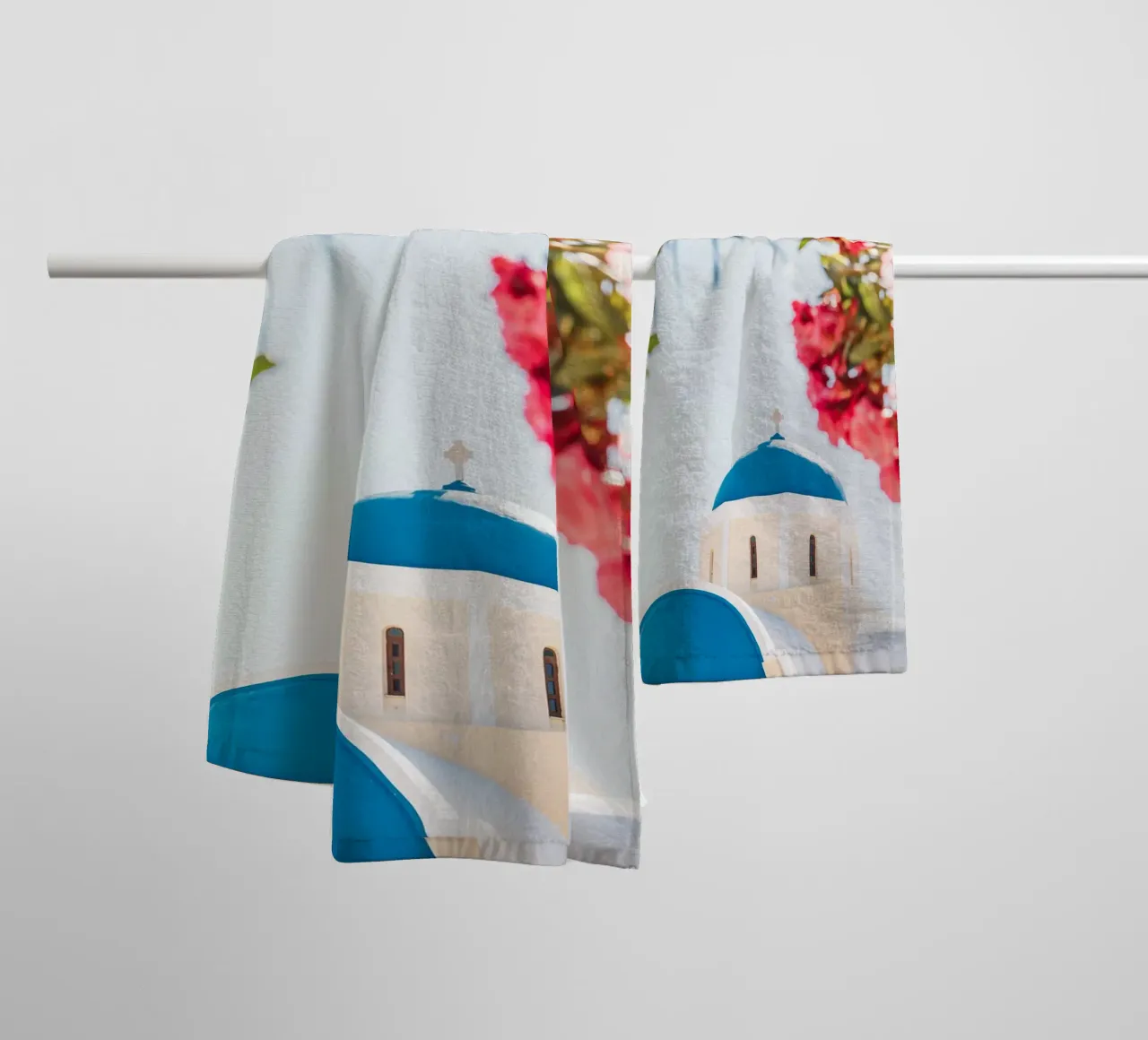 Blaue und weiße Kirche in Santorini, rosa Bougainvillea Handtuch von patiphotography