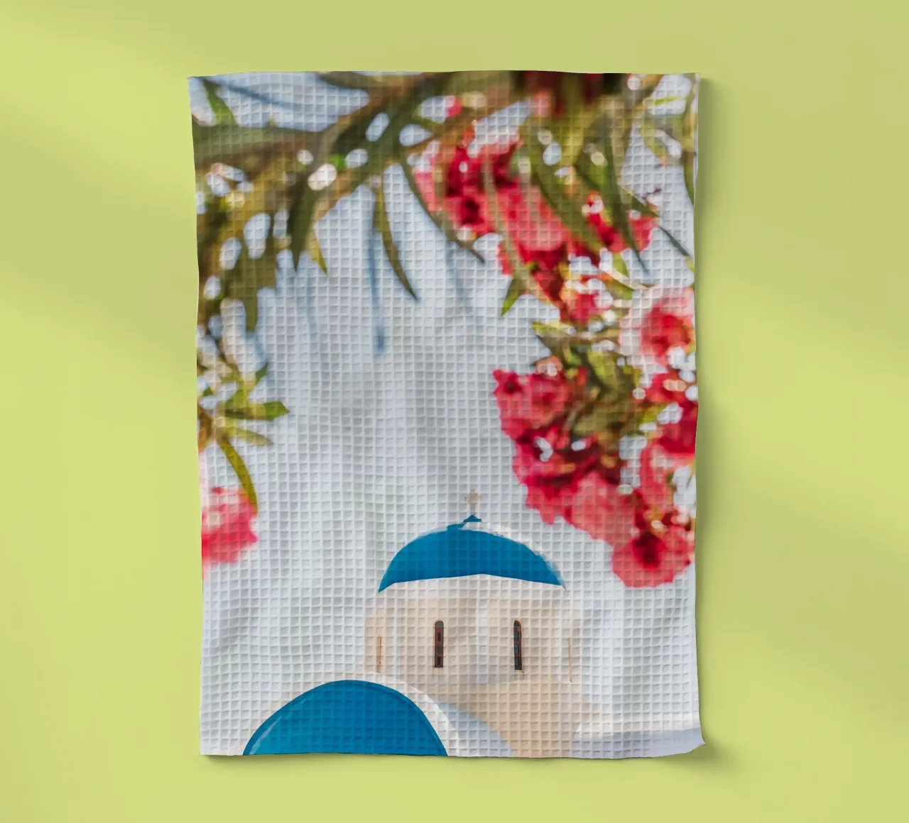 Blaue und weiße Kirche in Santorini, rosa Bougainvillea Geschirrtuch von patiphotography