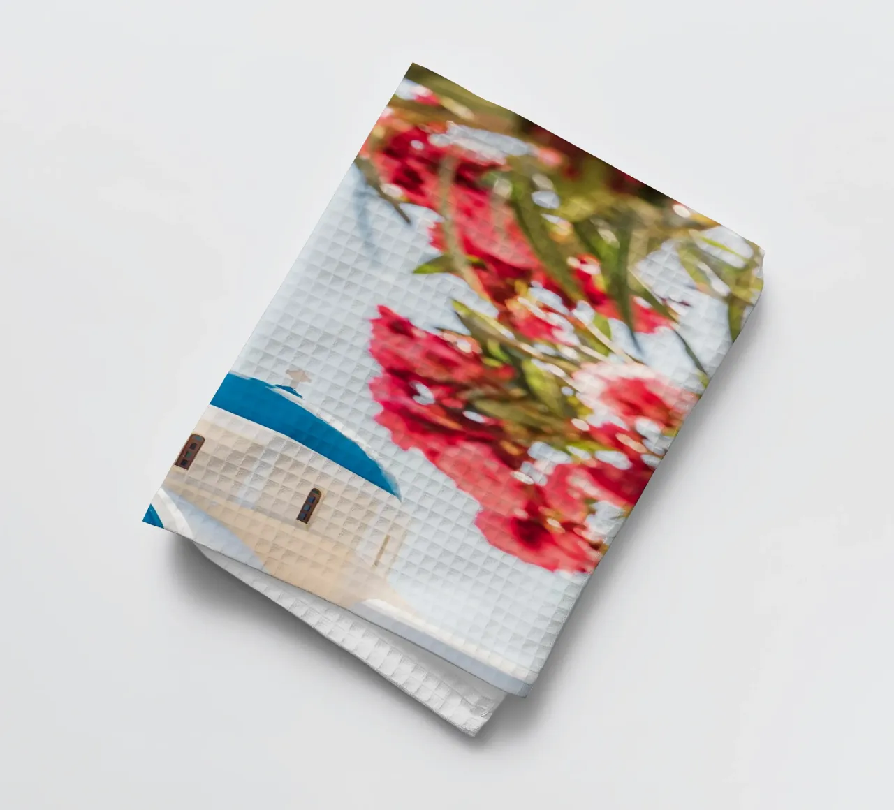 Blaue und weiße Kirche in Santorini, rosa Bougainvillea Geschirrtuch von patiphotography