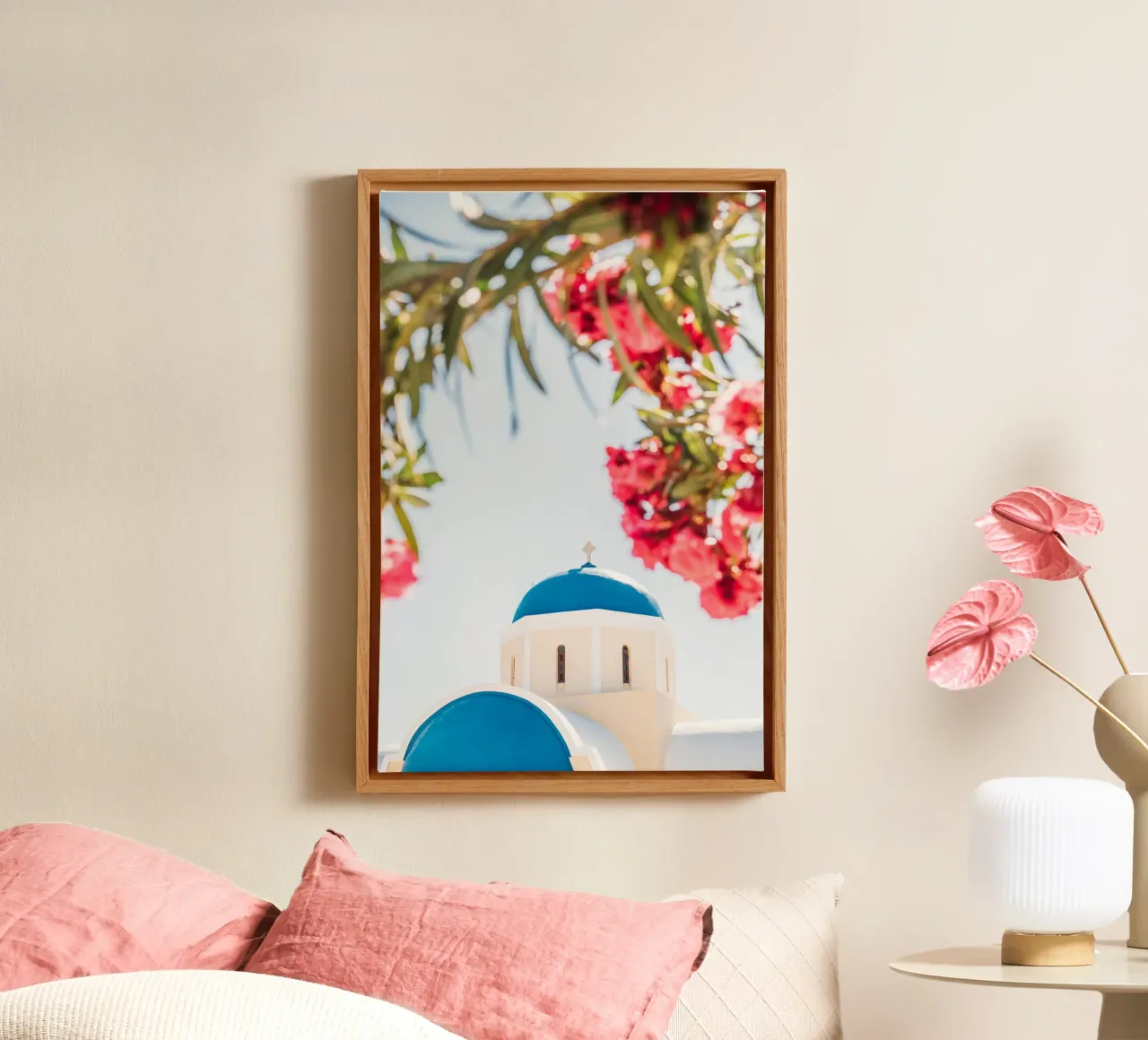 Blaue und weiße Kirche in Santorini, rosa Bougainvillea Leinwand mit Schattenfugenrahmen von patiphotography
