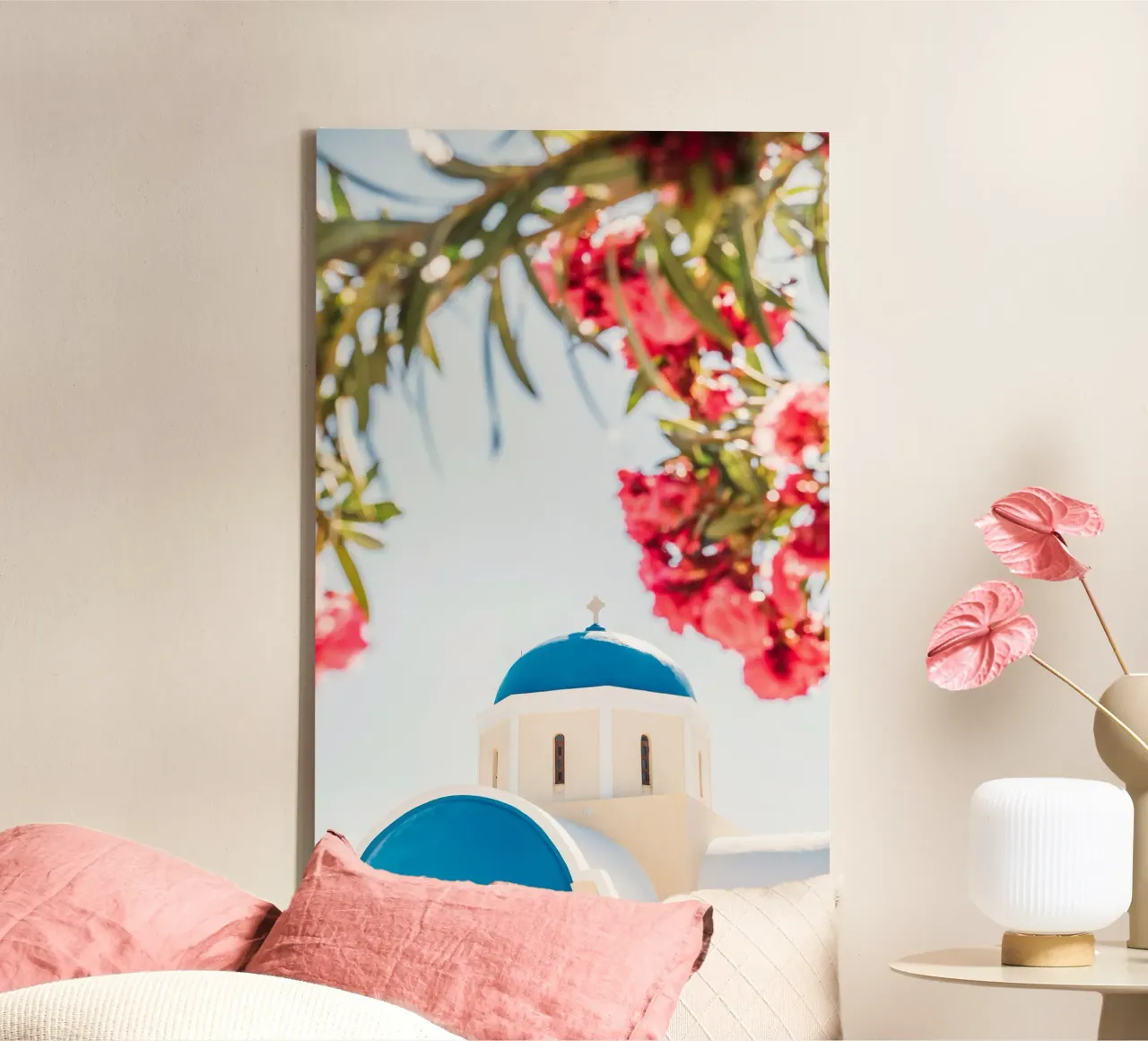 Blaue und weiße Kirche in Santorini, rosa Bougainvillea Leinwand mit Schattenfugenrahmen von patiphotography