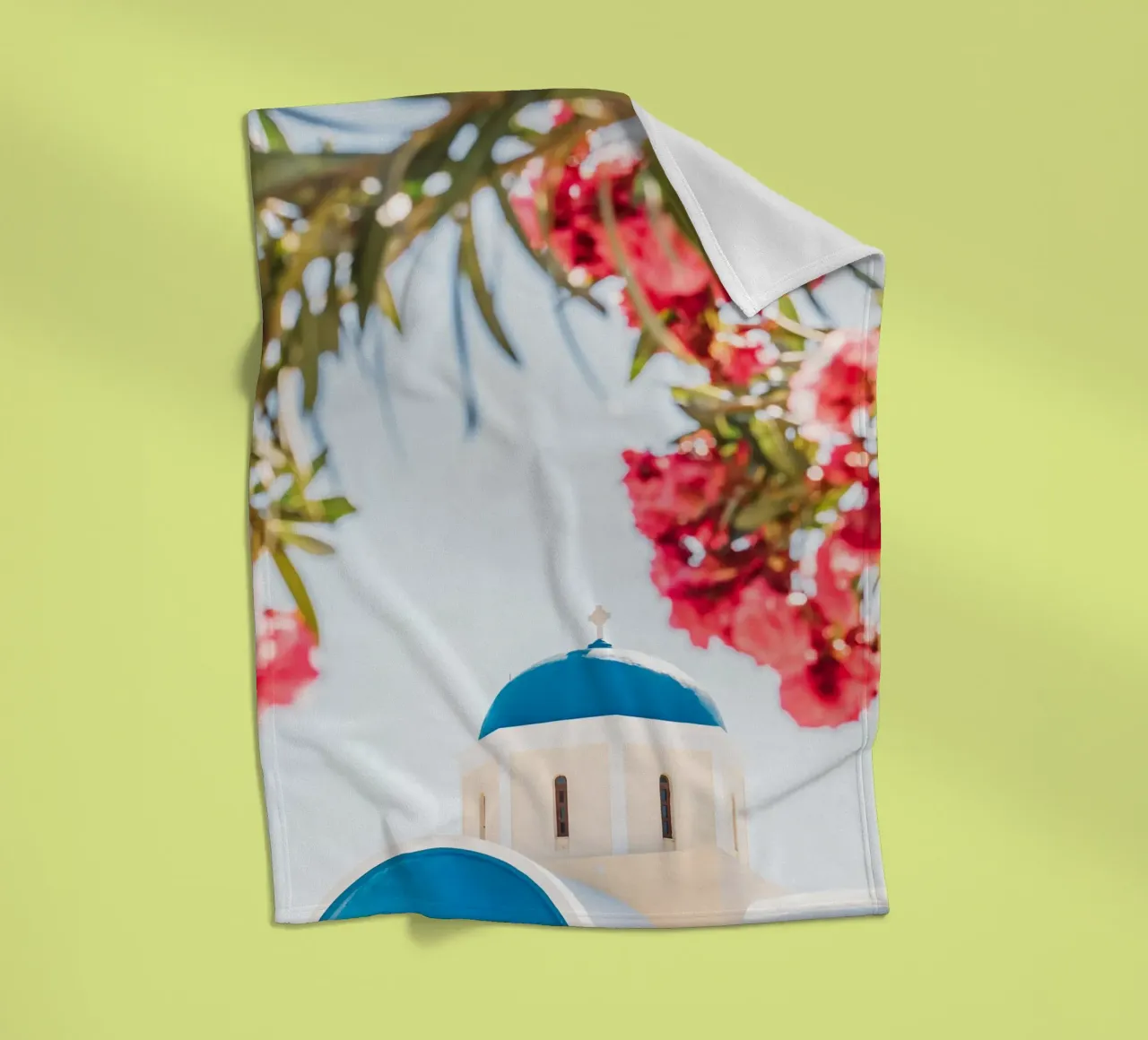 Blaue und weiße Kirche in Santorini, rosa Bougainvillea Fleecedecke von patiphotography