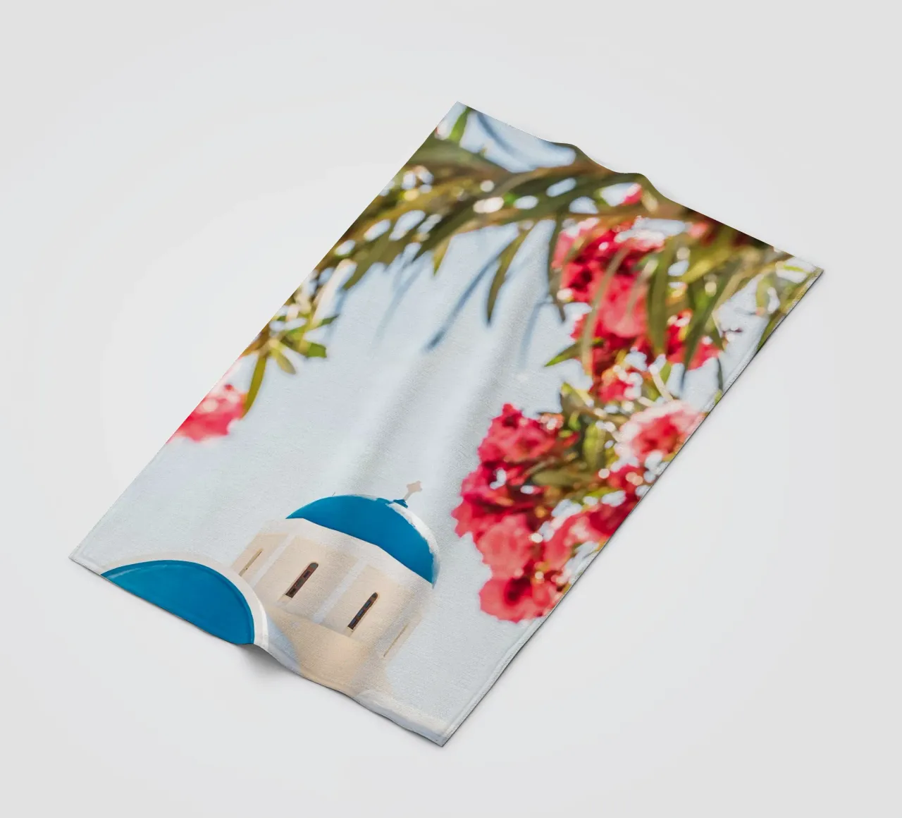 Blaue und weiße Kirche in Santorini, rosa Bougainvillea Fleecedecke von patiphotography