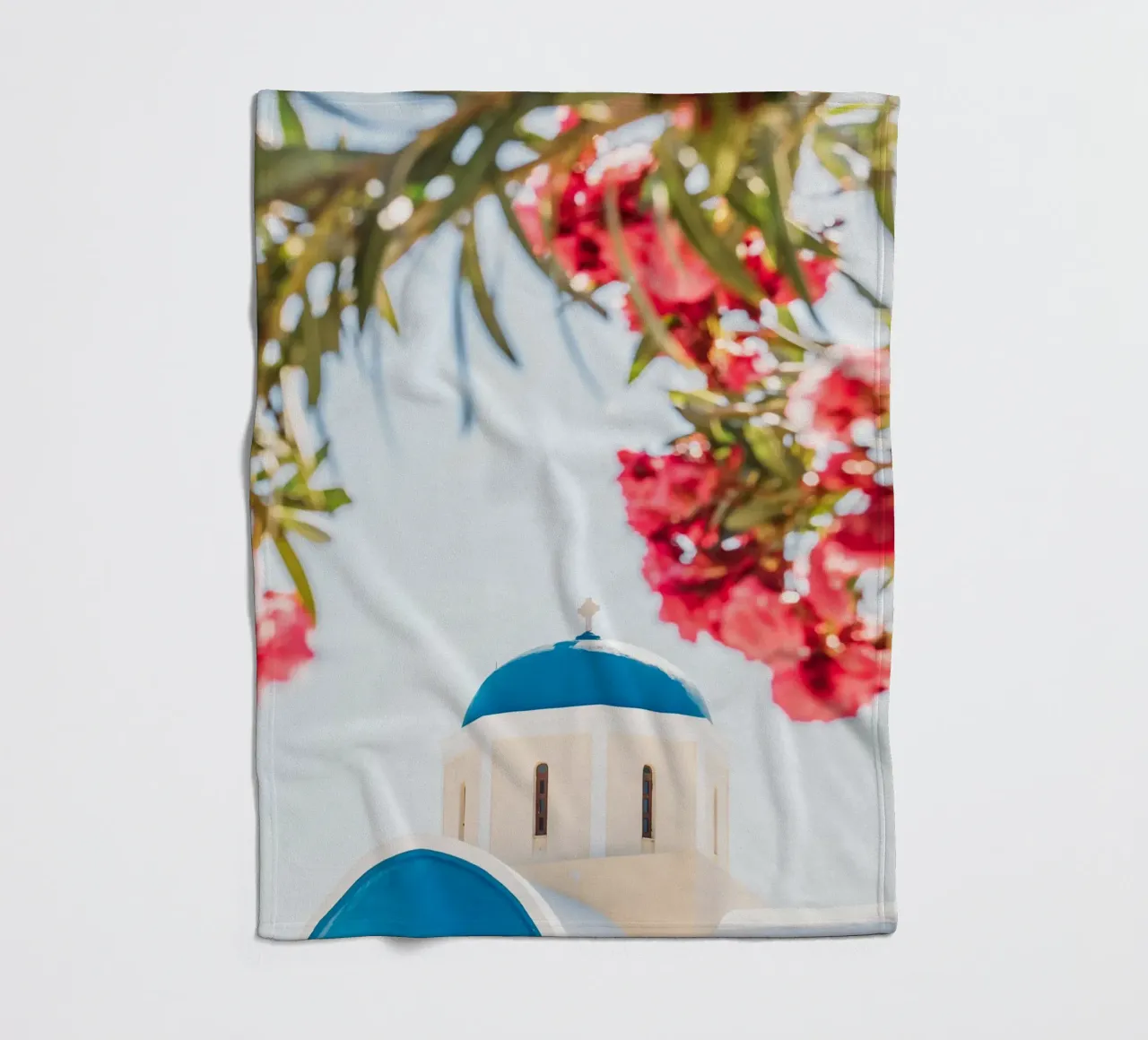 Blaue und weiße Kirche in Santorini, rosa Bougainvillea Fleecedecke von patiphotography