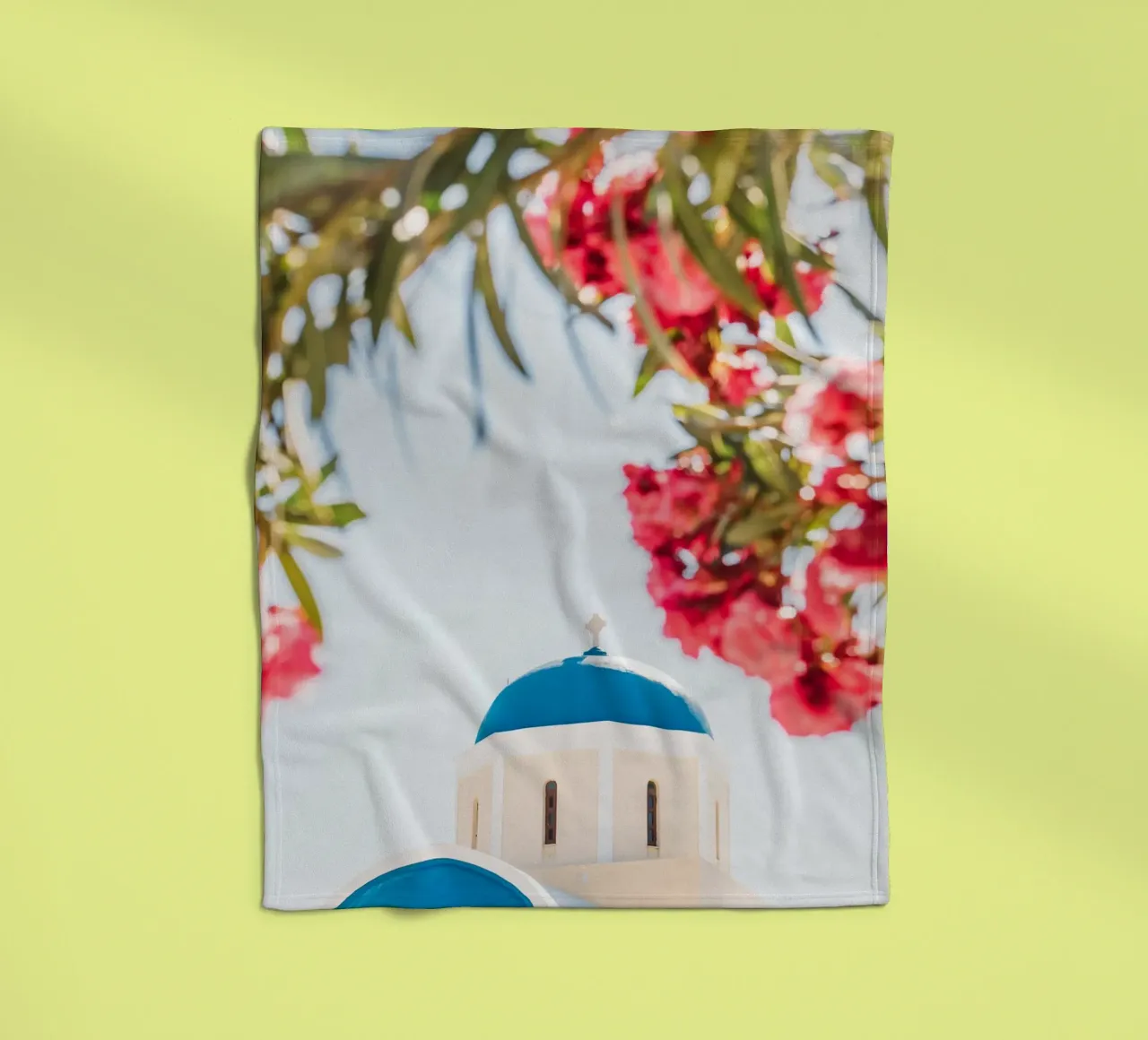 Blaue und weiße Kirche in Santorini, rosa Bougainvillea Fleecedecke von patiphotography