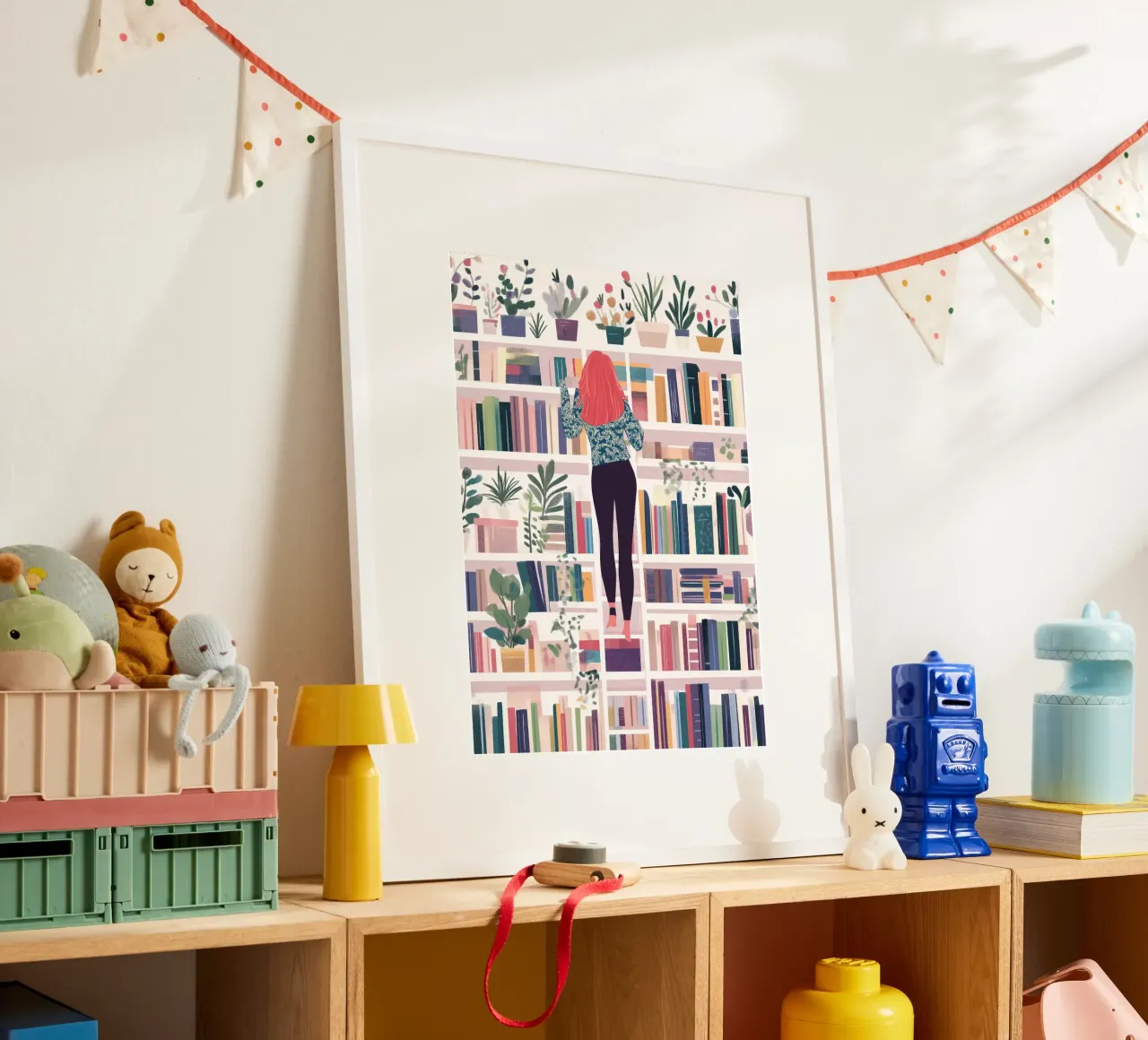 Ragazza su uno scaffale - Stampa d'arte colorata della biblioteca poster con telaio in legno da vintagepod