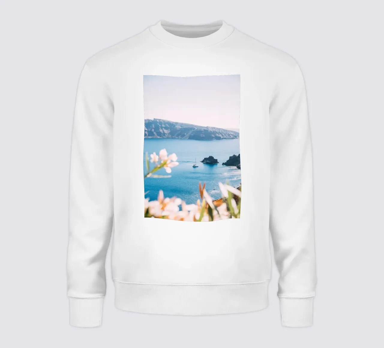 Sailboat in Santorini | Mediterranean sea view felpa da patiphotography