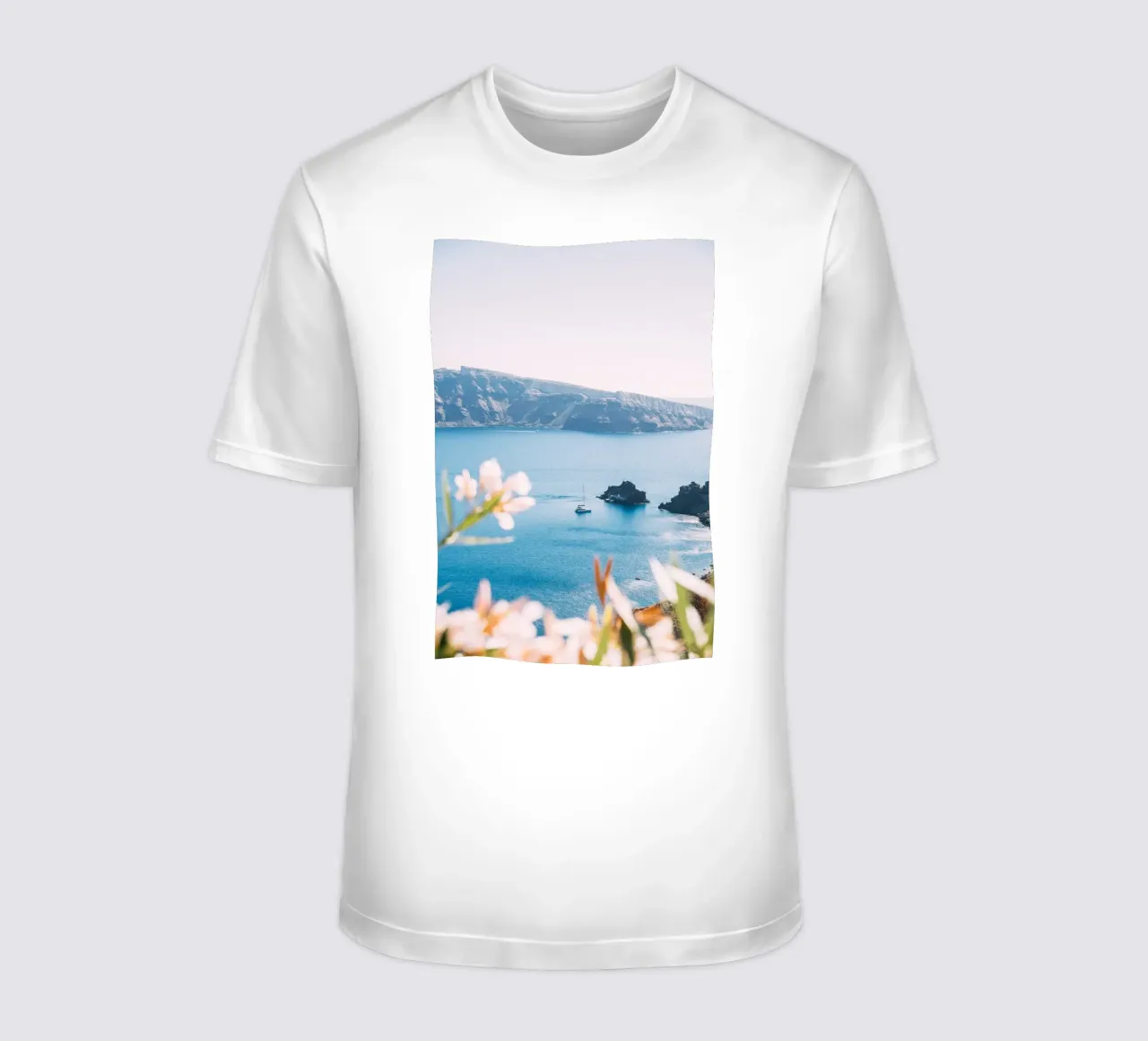 Sailboat in Santorini | Mediterranean sea view t-shirt da patiphotography