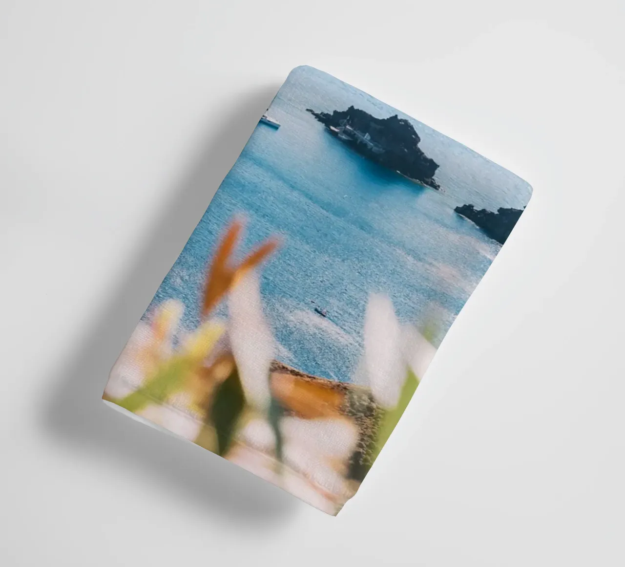 Sailboat in Santorini | Mediterranean sea view asciugamano da bagno da patiphotography