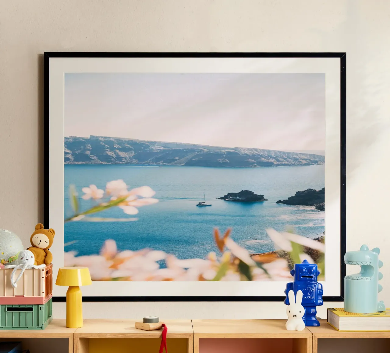 Sailboat in Santorini | Mediterranean sea view Poster mit Holzrahmen von patiphotography