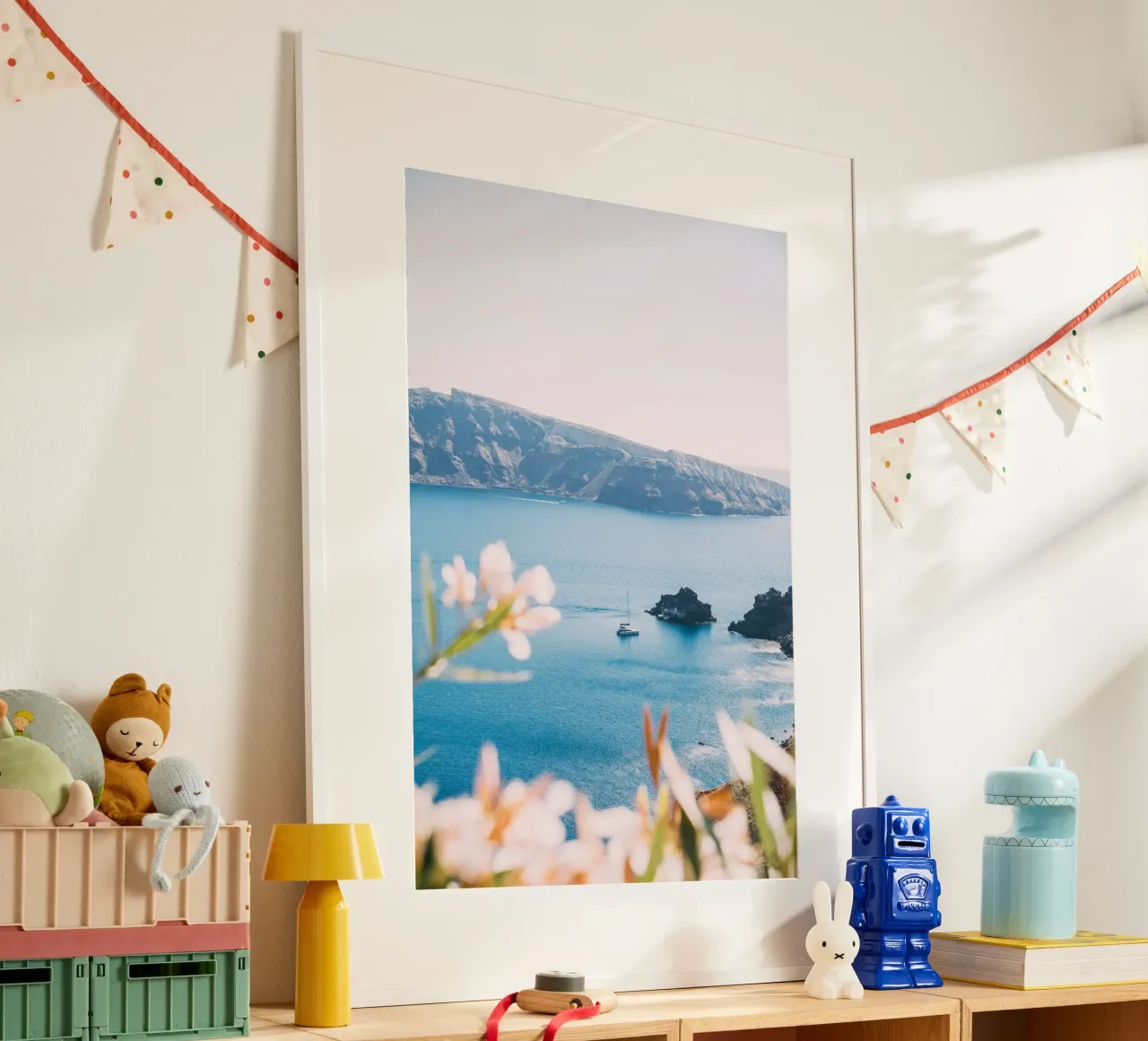 Sailboat in Santorini | Mediterranean sea view Poster mit Holzrahmen von patiphotography