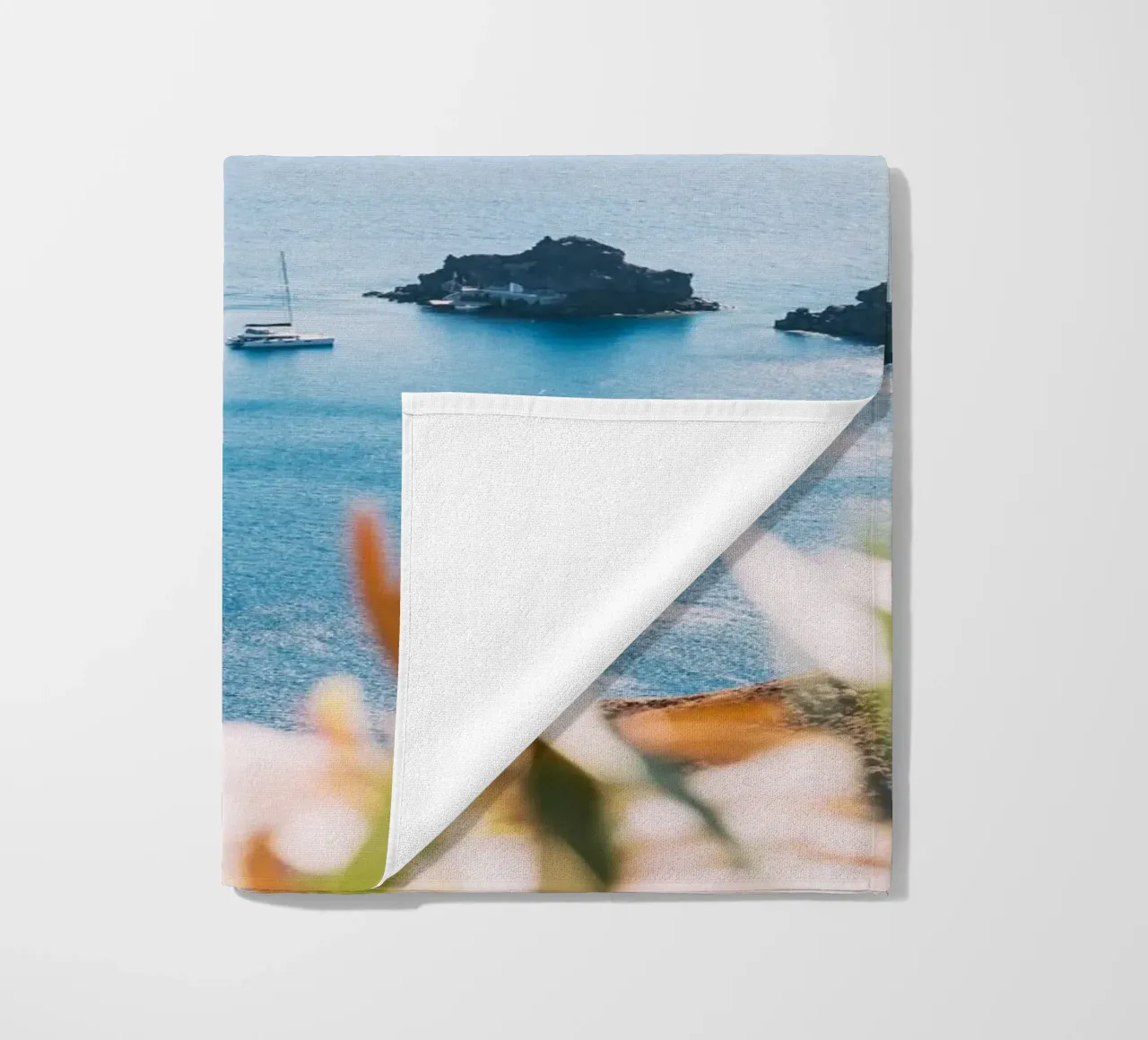 Sailboat in Santorini | Mediterranean sea view telo mare da patiphotography