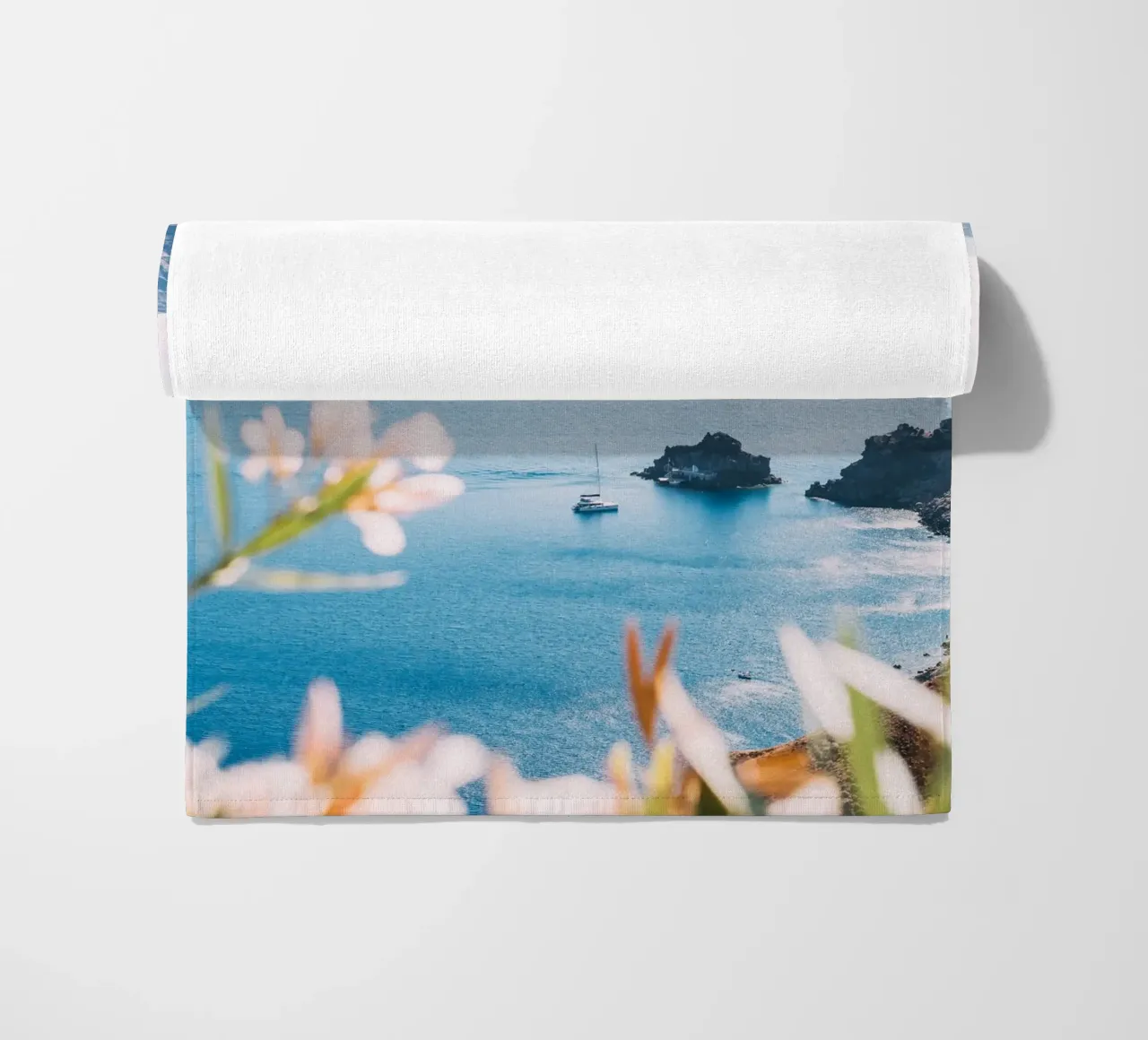 Sailboat in Santorini | Mediterranean sea view telo mare da patiphotography