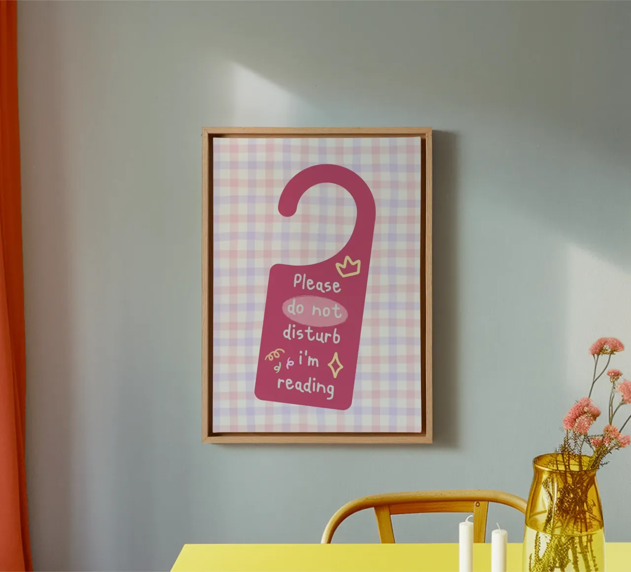 "Gelieve niet te storen" - Roze geruite deurhanger kunstdruk canvas met Baklijst van vintagepod