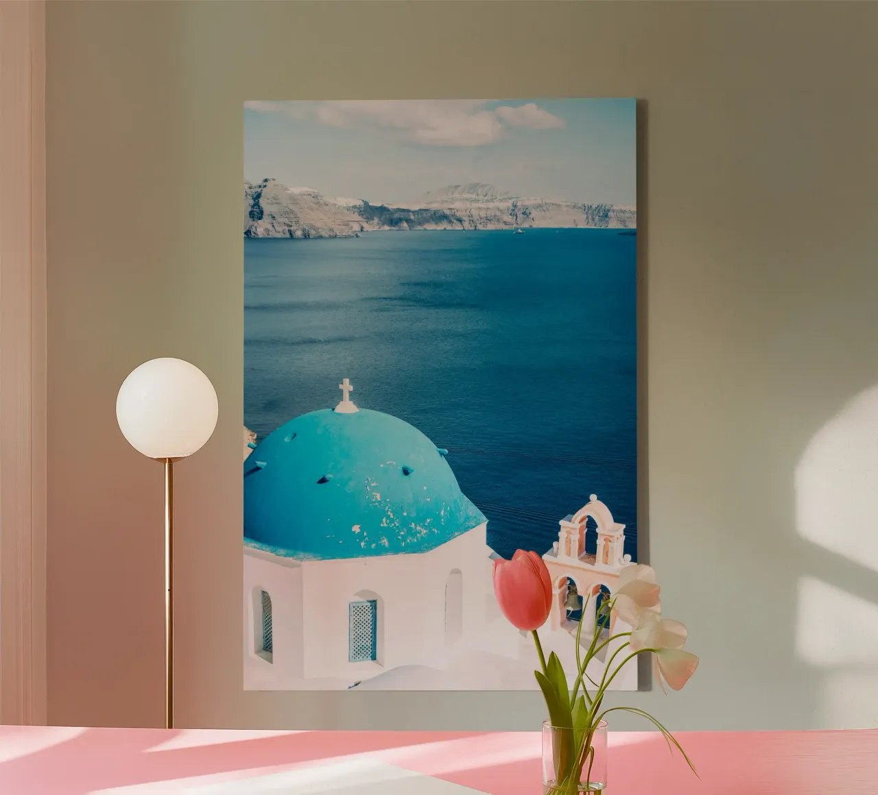White and blue church in Santorini | sea view in Greece tela con Cornice a cassetta da patiphotography