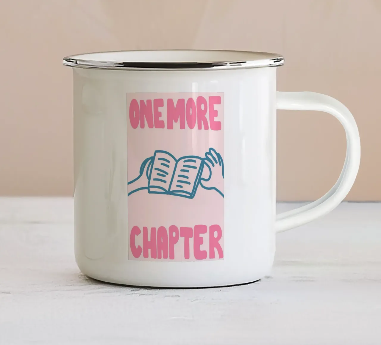 "Un capitolo in più" - Poster per amanti dei libri in grassetto tazza in smalto da vintagepod