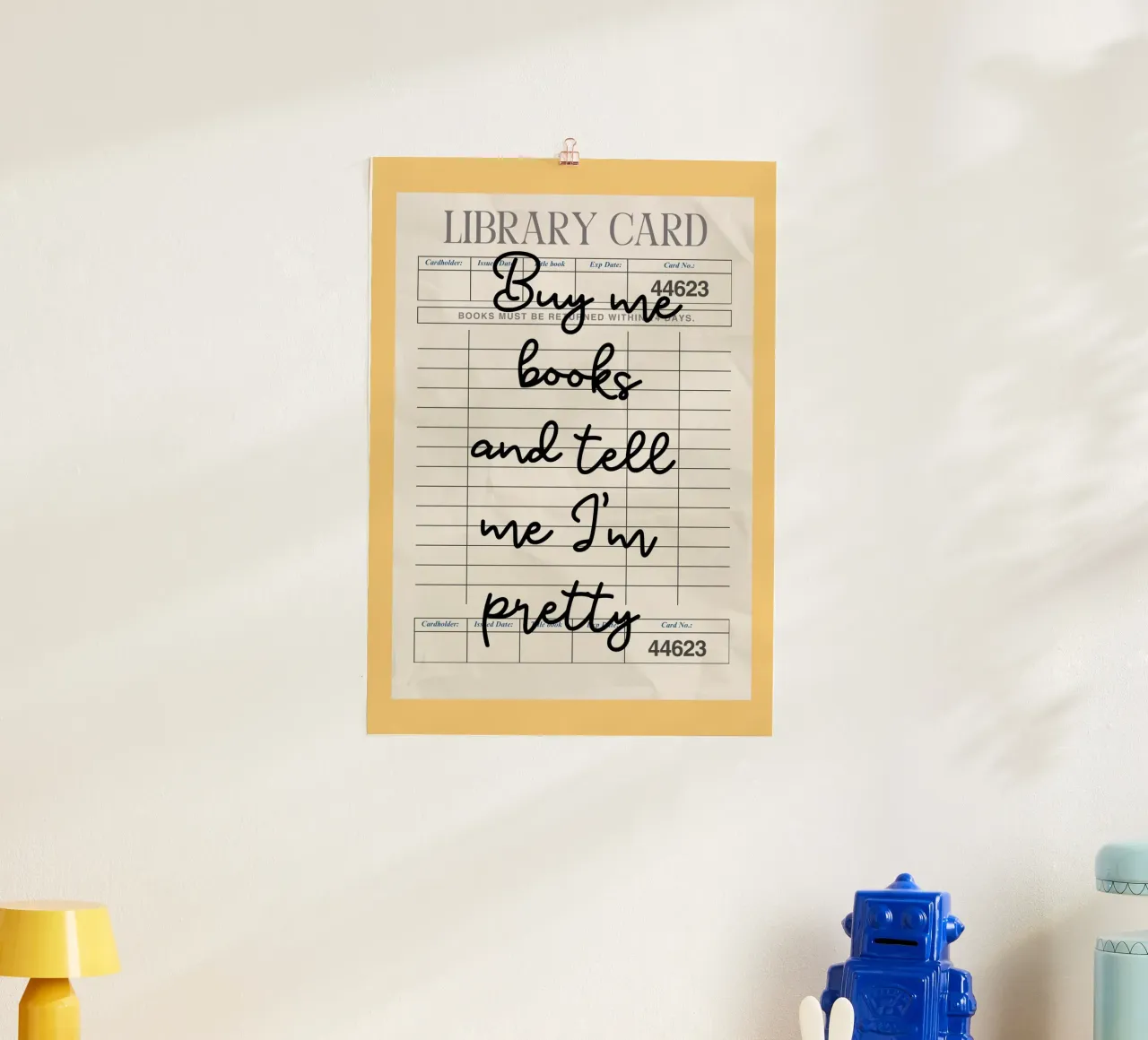 "Comprami libri e dimmi che sono bella" - Poster per la tessera della biblioteca poster con telaio in legno da vintagepod