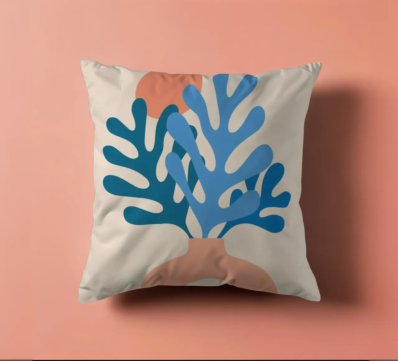 Boho Stillleben mit Korallenblättern cuscino da pierosvisuals