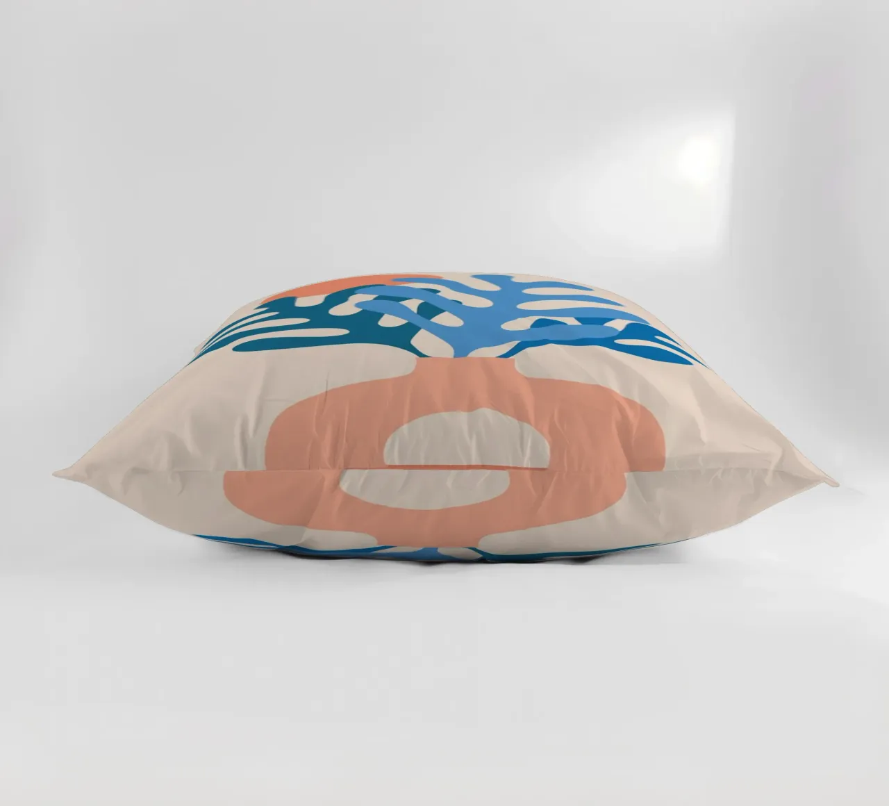 Boho Stillleben mit Korallenblättern cuscino da pierosvisuals
