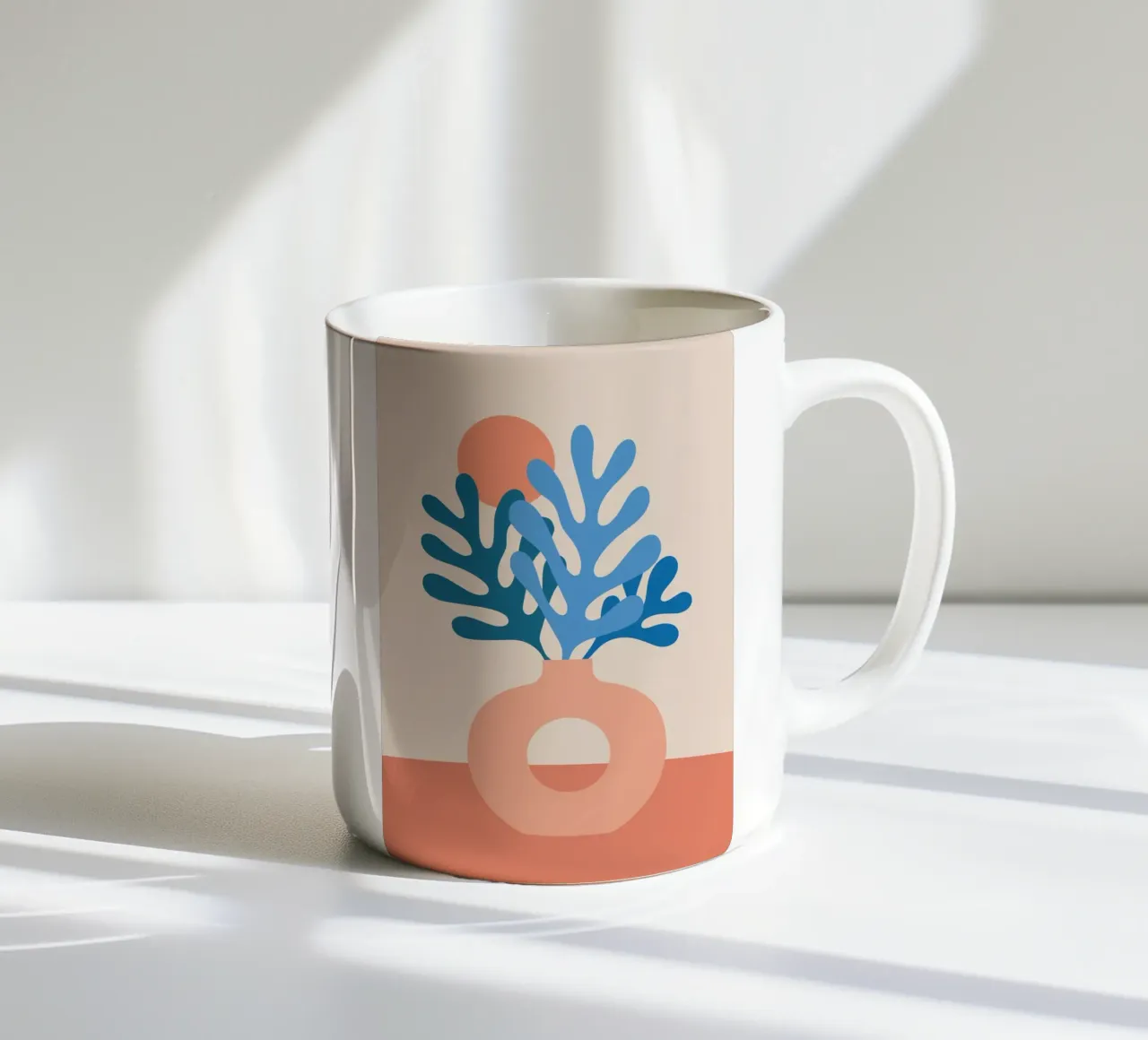 Boho Stillleben mit Korallenblättern tazza in ceramica da pierosvisuals