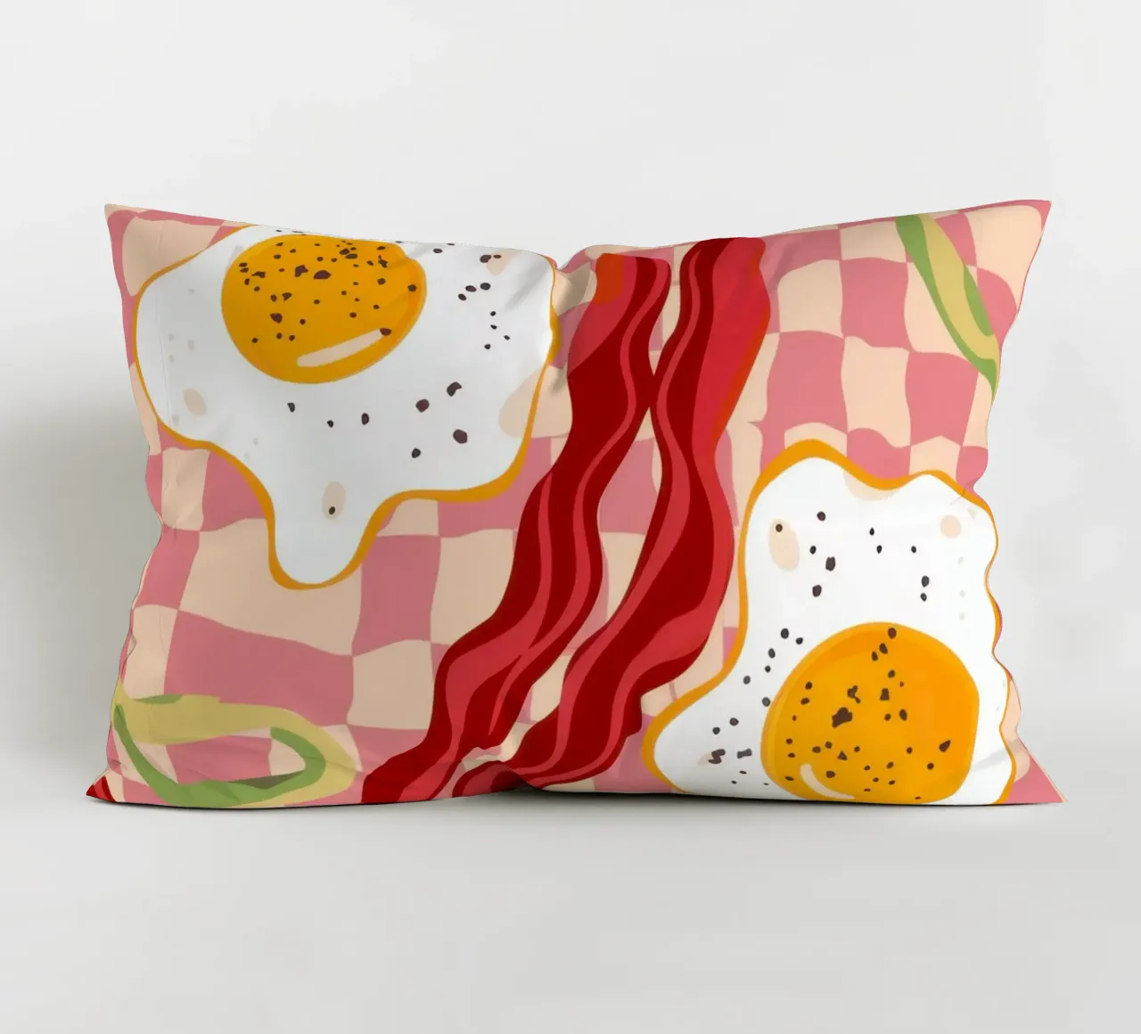 Uova e pancetta a scacchi cuscino da Lyra Glaze