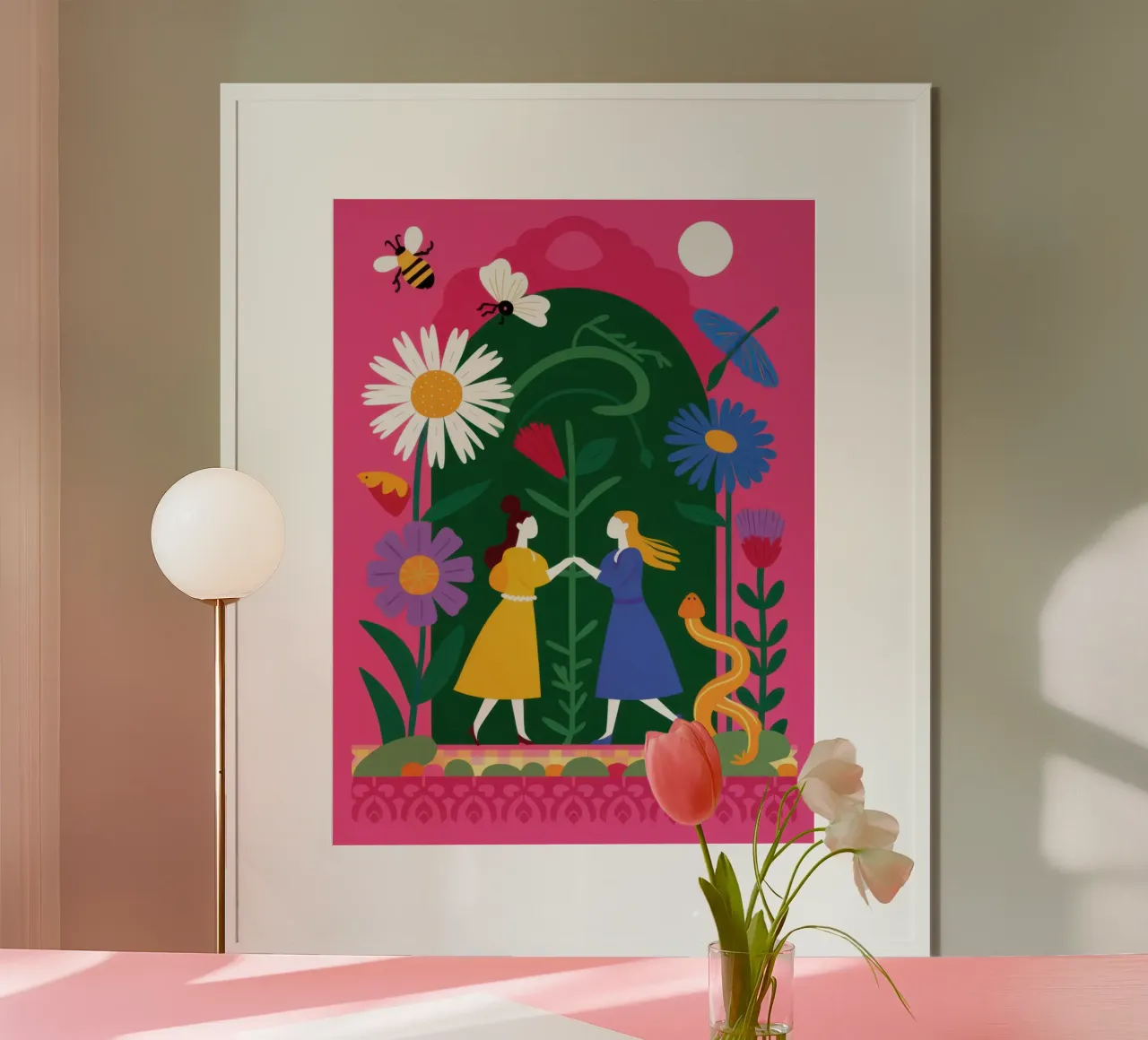 Coppia nell'arco di Daisy poster con telaio in legno da Lyra Glaze