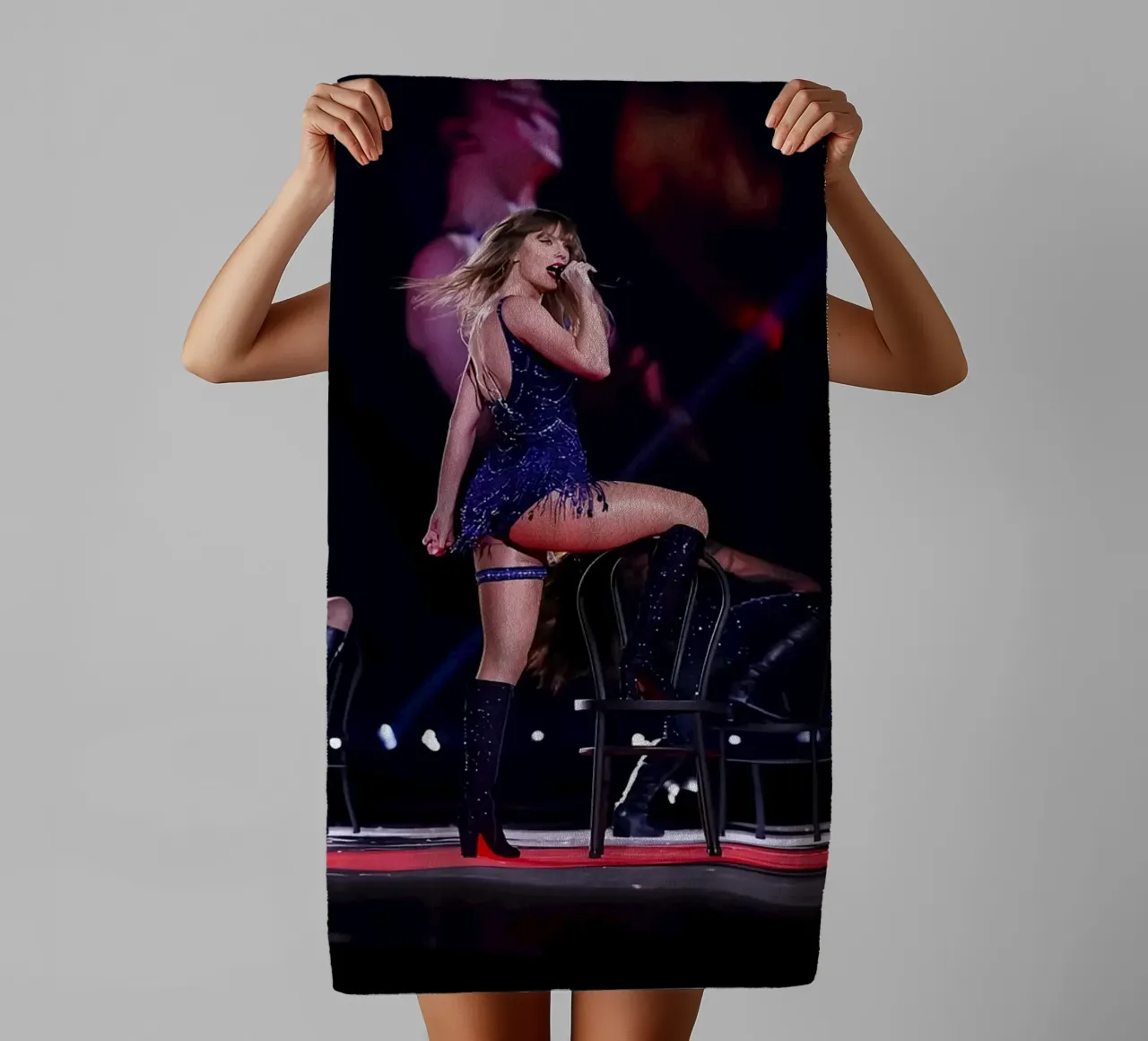 Taylor Swift est une auteure-compositrice-interprète américaine connue pour sa serviette de bain de dfgtfdt