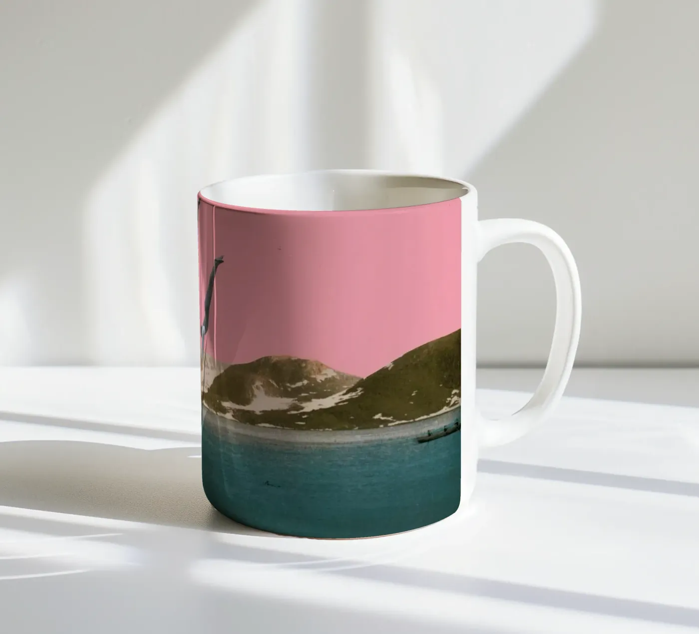 Plongée mug en céramique de Cassia Beck Collage