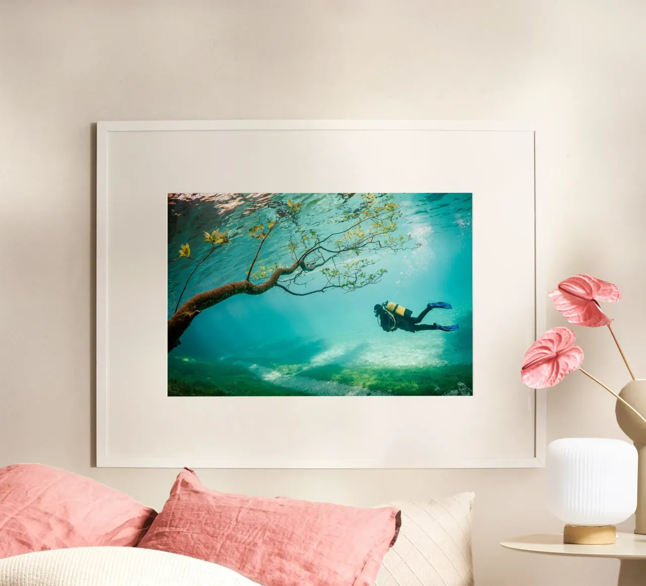 Sommozzatore nel Regno Magico poster con telaio in alluminio da Norman Click