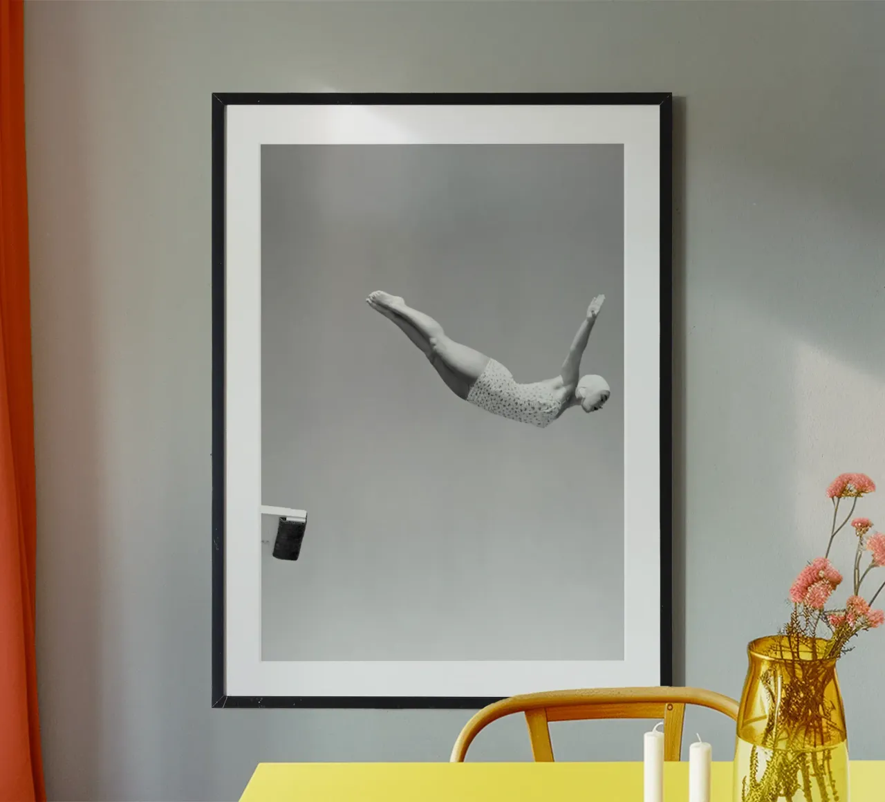 Tuffatore con trampolino poster con telaio in legno da Norman Click